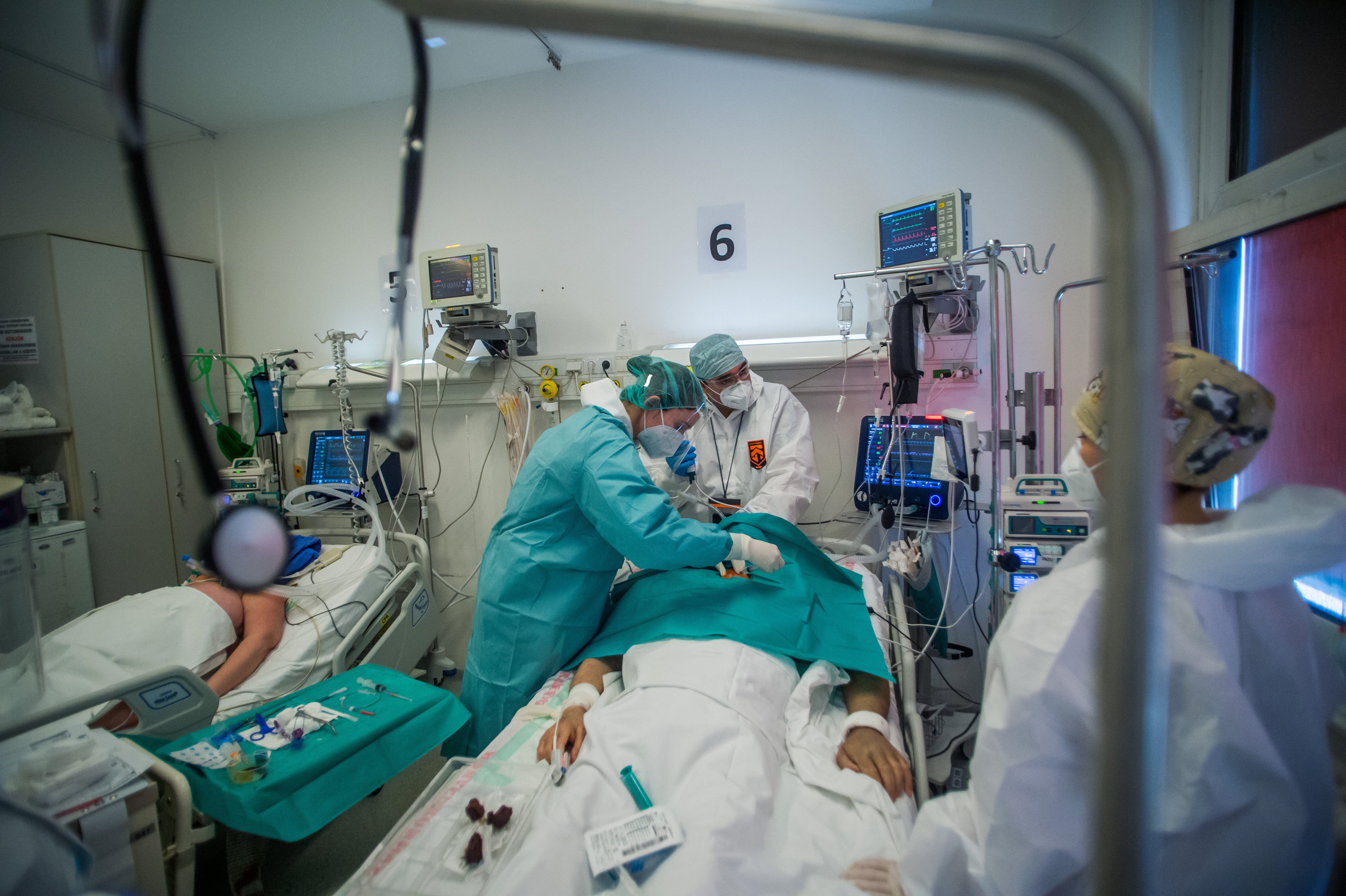 Ha a független sajtót nem is, az MTI fotósait olykor-olykor beengedik kórházakba, Balogh Zoltán felvétele április 1-én készült a Honvédkorház covid-intenzívjén.