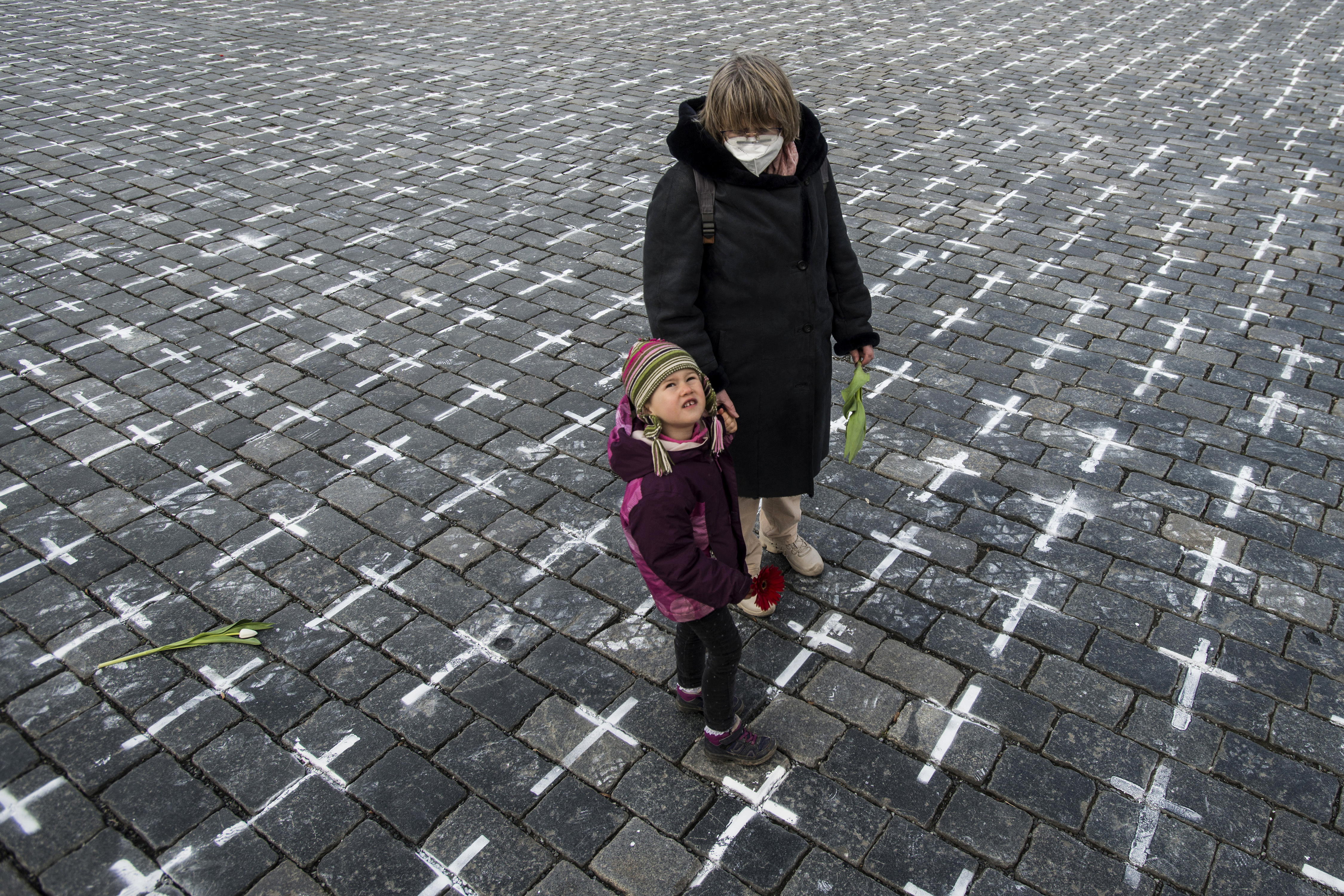 Márciusban ezer kereszttel emlékeztek a prágai Óváros téren a koronavírus cseh áldozataira