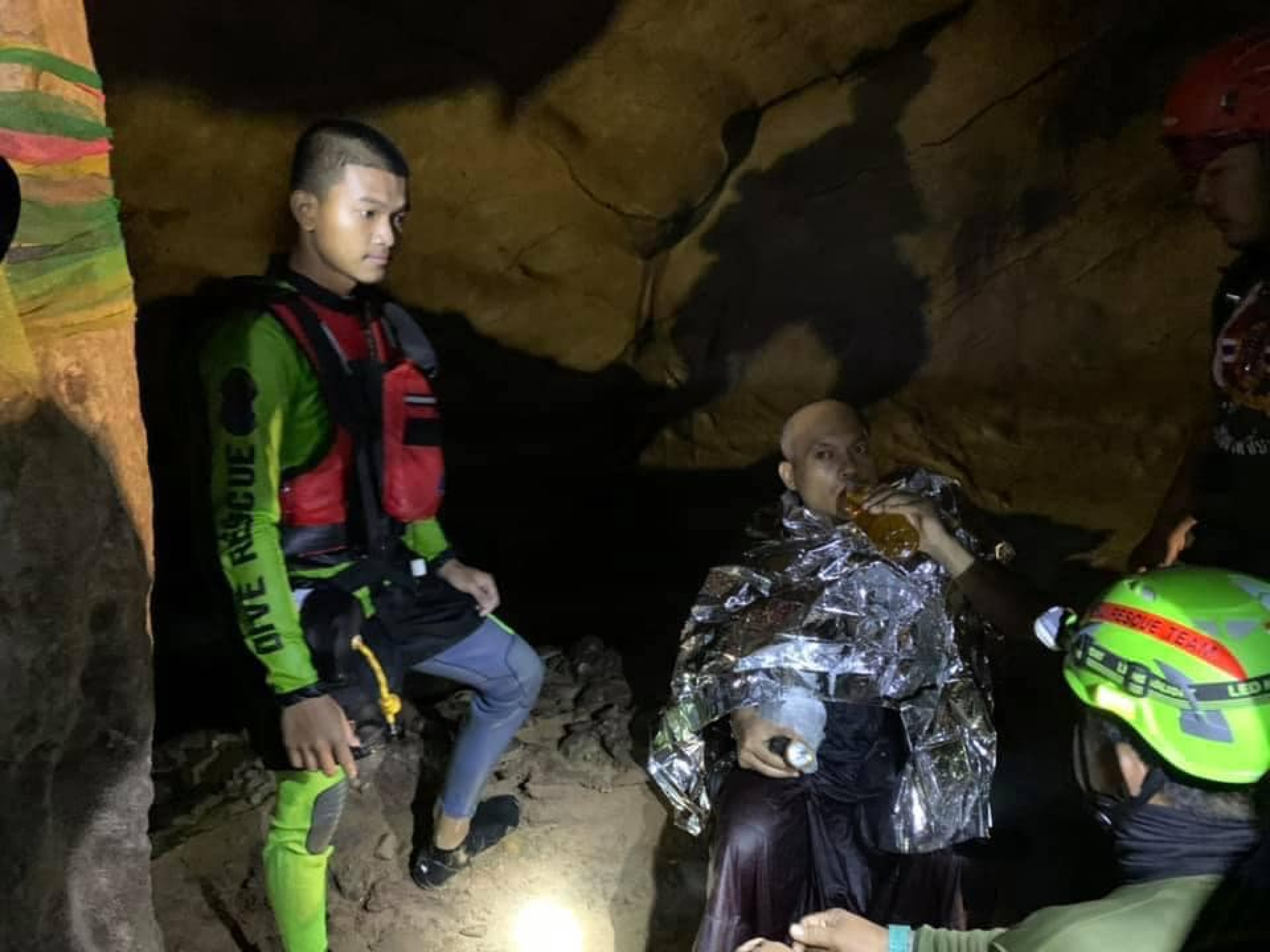 Какую вещь бекки нашли спасатели в пещере. Пещера Тхам Луанг. Пещера Тхам Луанг в Таиланде. Спасательная операция в пещере Тхамлуангнангнон. Спасательная операция в Тайланде в пещере.