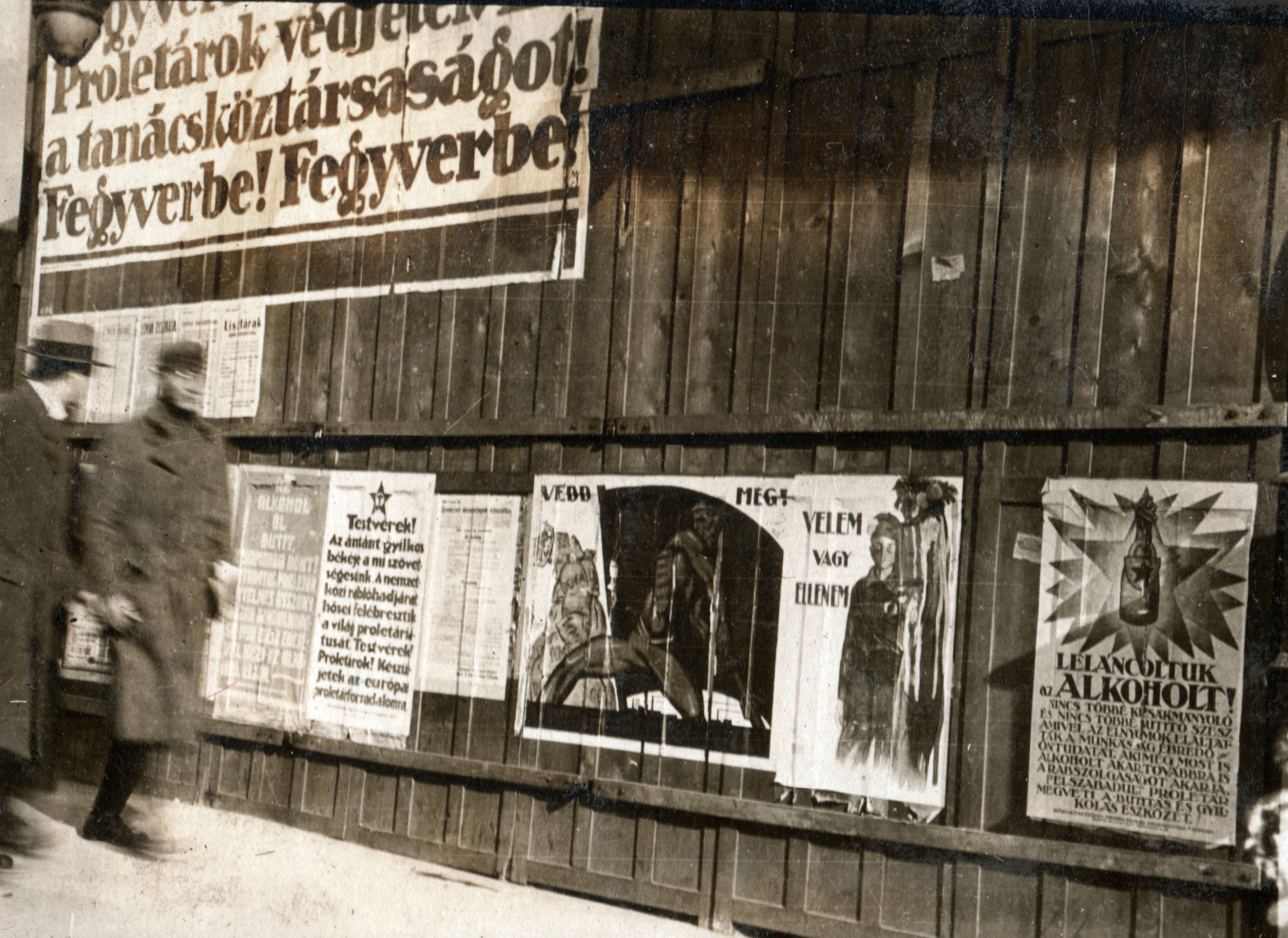 Balra fent a honvédő háborút, jobbra a szesztilalmat népszerűsítő plakát 1919-ben.