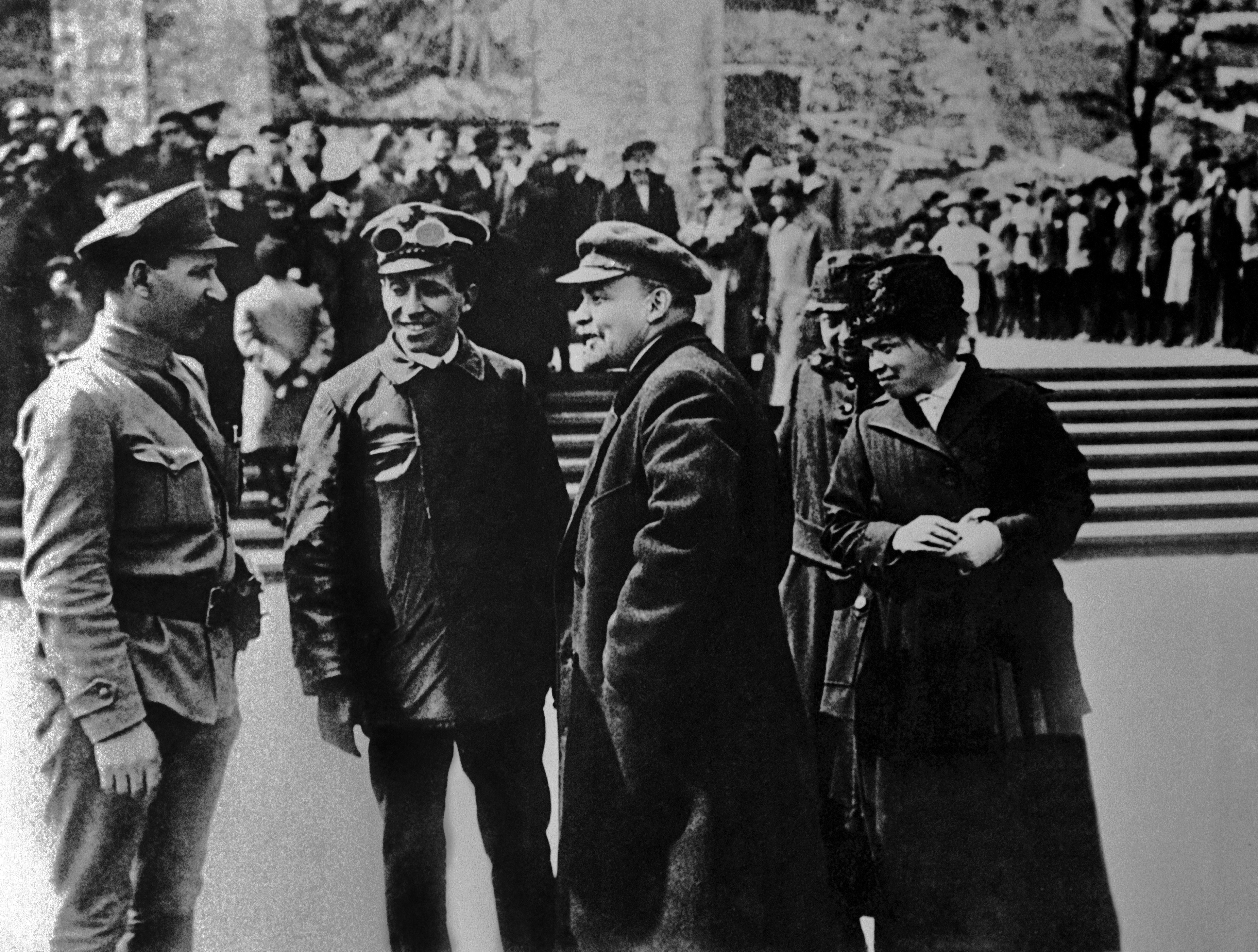 Szamuely Tibor, Lenin, Nagyezsda Krupszkaja és Alekszandr Belenkij, Lenin testőrségének vezetője a Vörös téren szervezett parádén 1919. május 25-én.