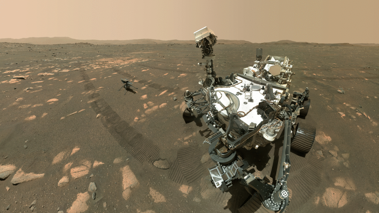 A Perseverance által készített szelfin a marsjáró és az Ingenuity helikopter látható a Mars felszínén. A felvétel a Perseverance robotkarján található kamerával készült 2021 áprilisában