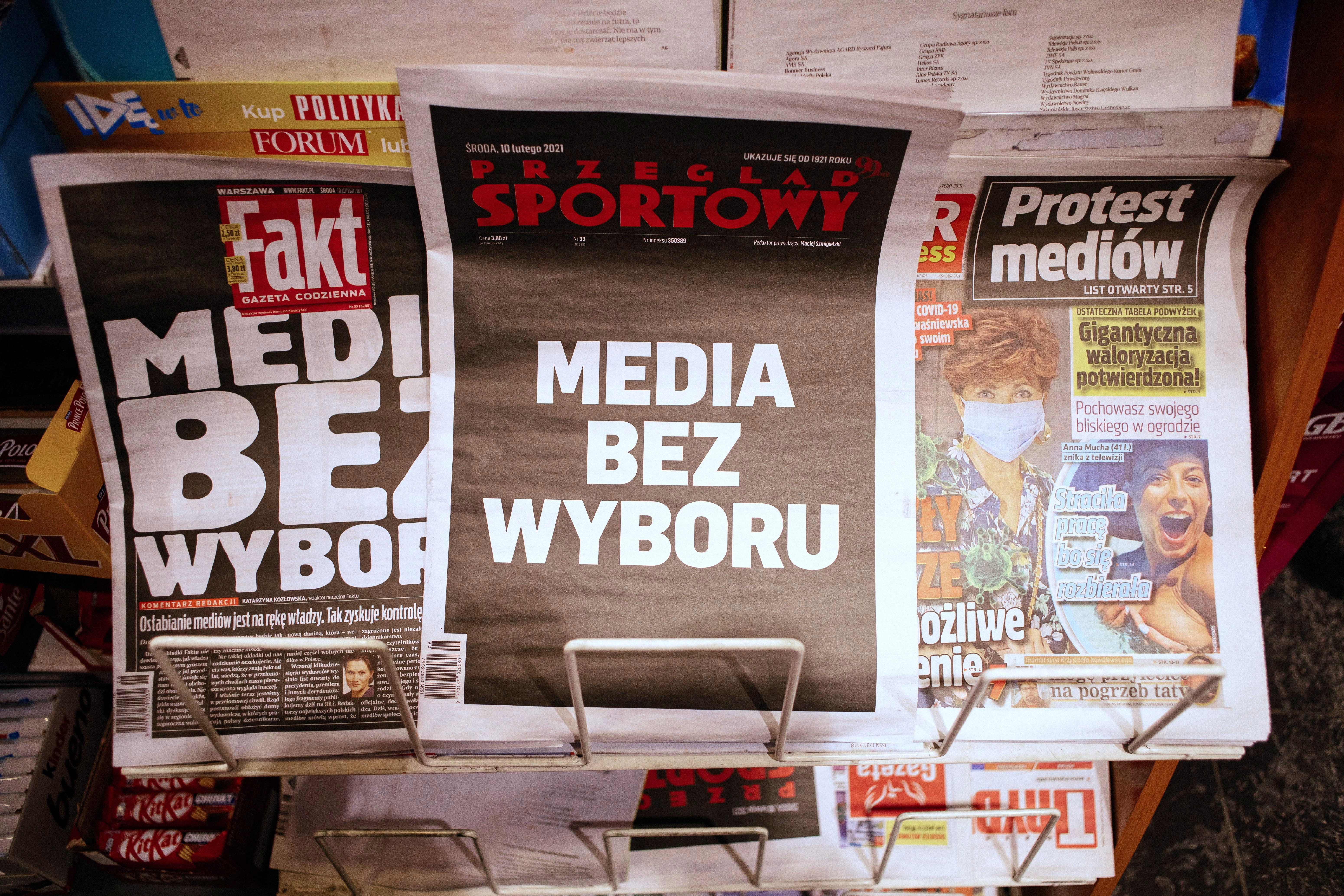 Napilapok fekete címlappal és rajtuk a következõ felirattal: "Média választás nélkül" egy varsói újságárusnál 2021. február 10-én.
