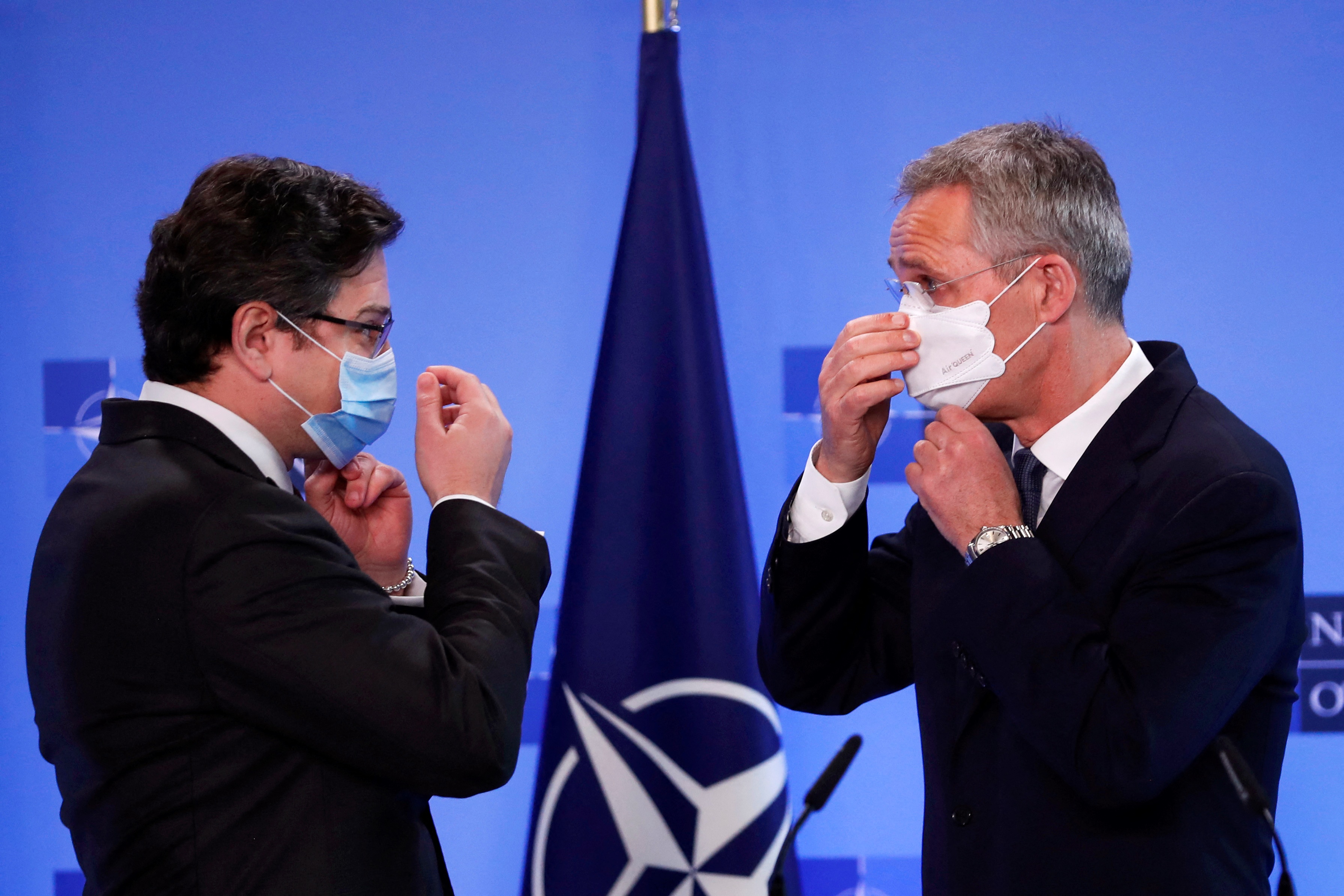 Dmitro Kuleba ukrán külügyminiszter és Jens Stoltenberg NATO főtitkár Brüsszelben.
