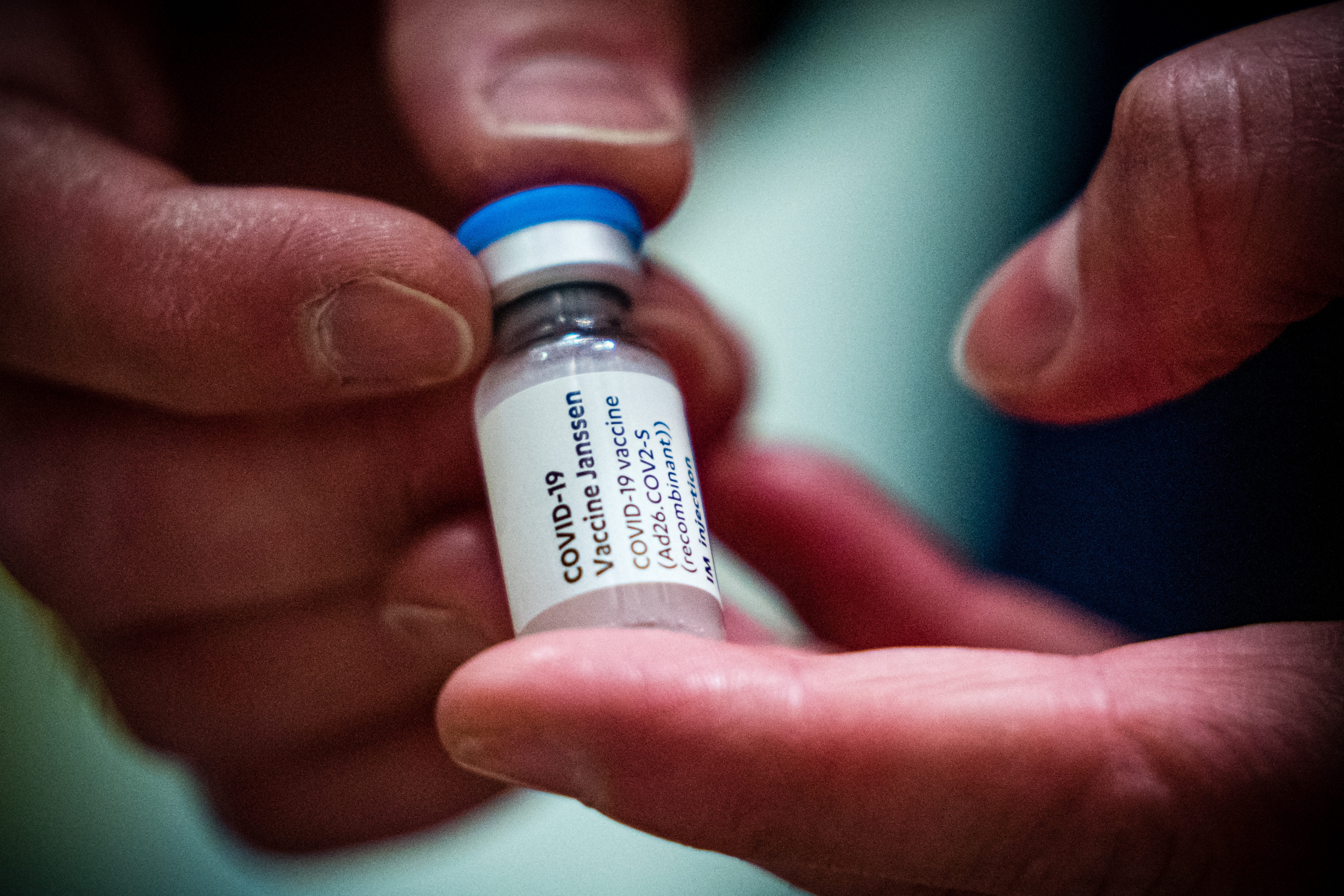 Magyarországra épp megérkezett a Johnson & Johnson vakcinája, az USA-ban épp leállítják a beadását