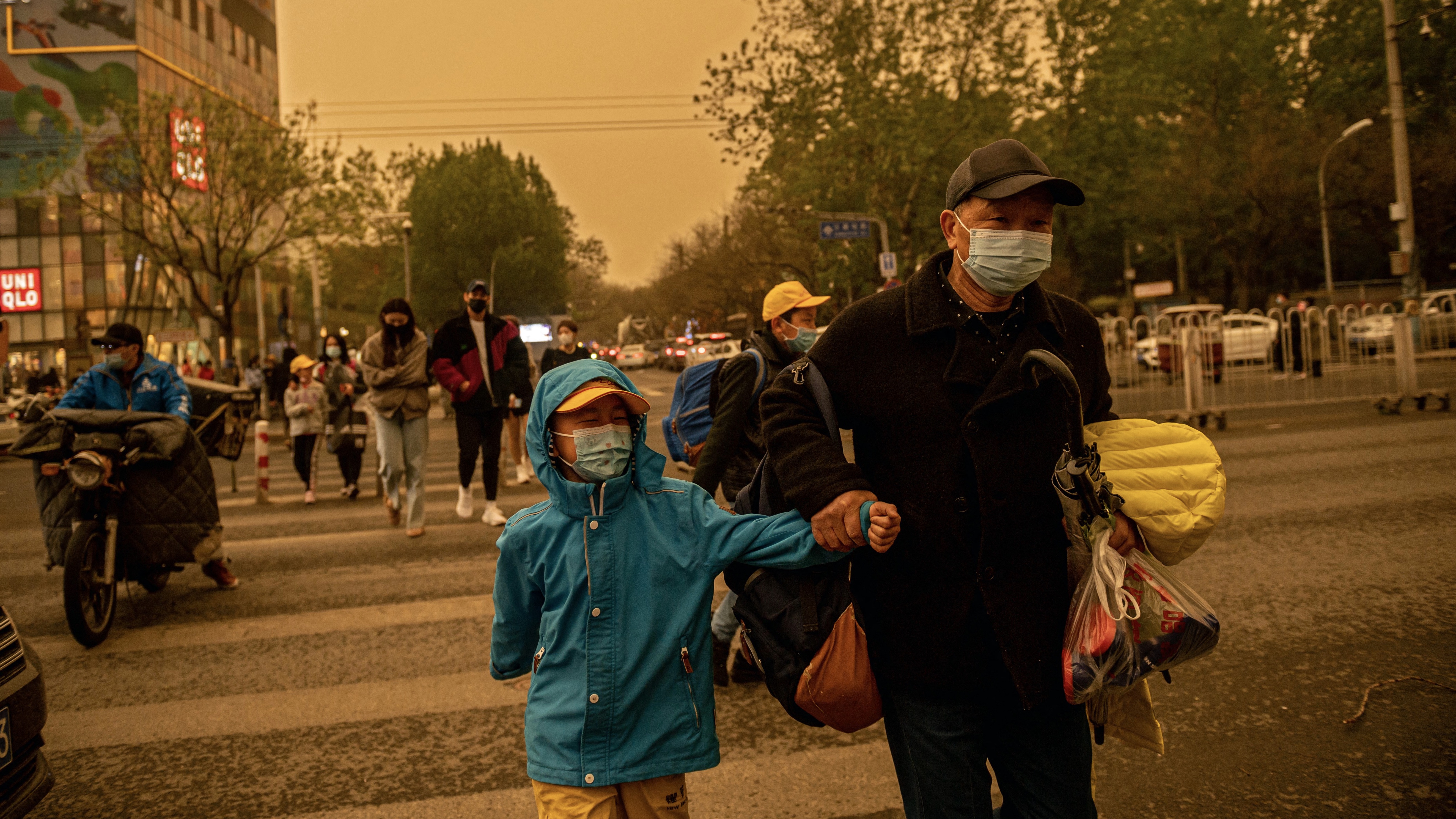 Homokvihar Pekingben – mert a katasztrofális mértékű kínai légszennyezés önmagában nem elég ahhoz, hogy megfojtsa az ország lakosságát. Ahhoz az anyatermészet segítsége is kell.