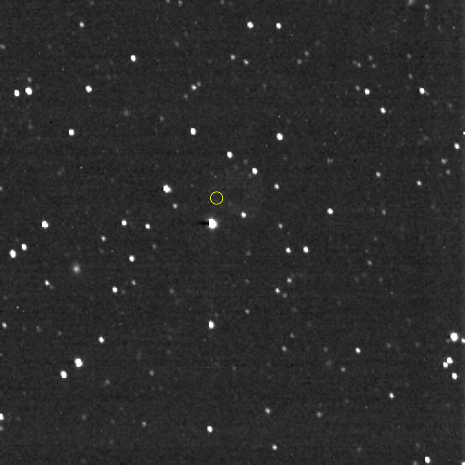 A New Horizons felvétele a Kuiper-övből az égbolt azt a részletét mutatja, sárgán bekarikázva, melyben a Voyager-1 űrszonda halad. A Voyager-1, amely 152 csillagászati egységre volt a Naptól és 18 milliárd kilométerre a New Horizonstól a felvéltel készültekor, 100 milliárdszor túl halvány ahhoz, hogy látszódjon a képen, melyen csillagok és néhány távoli galaxis vehető ki.
