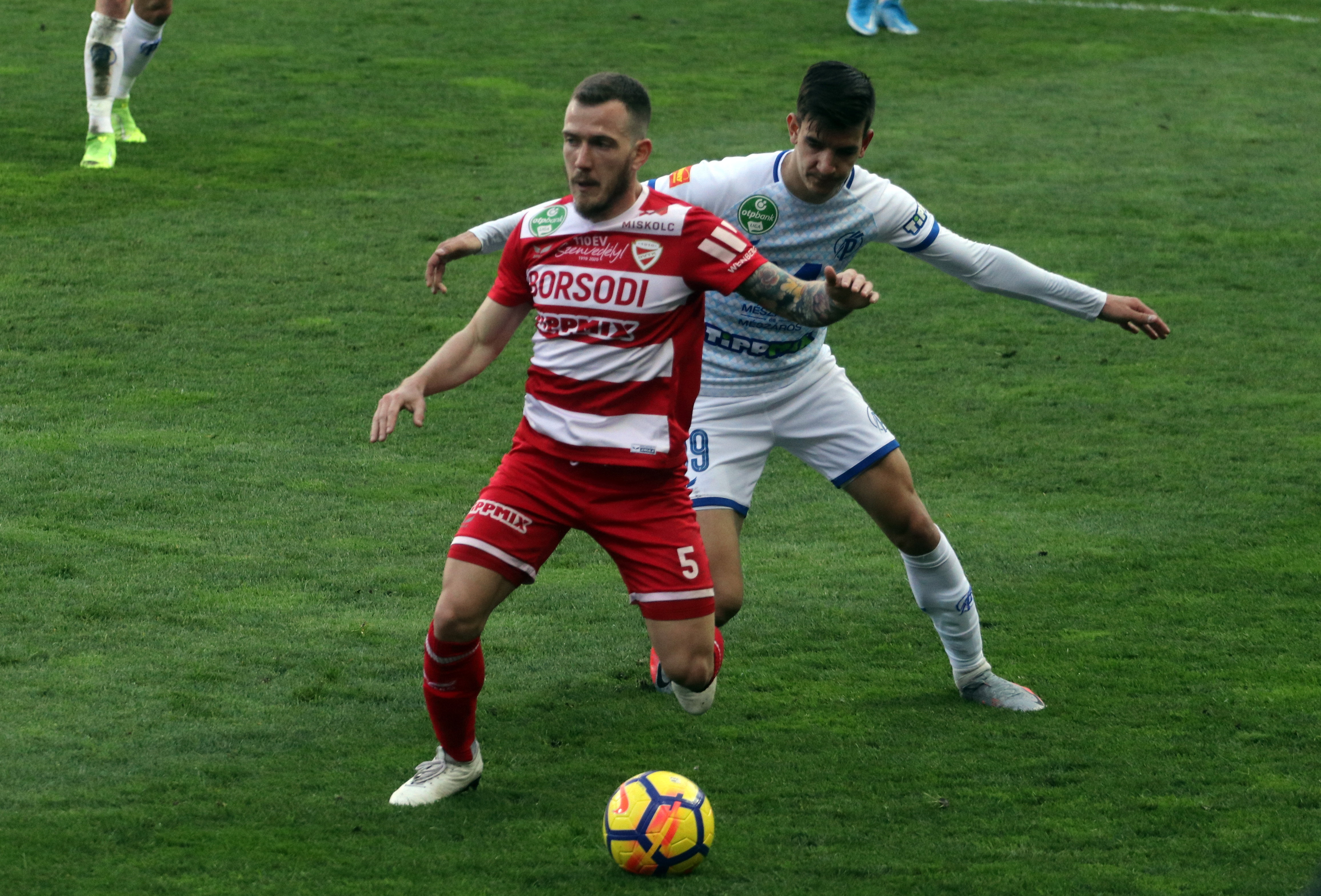A miskolci Augusto Max (b) és Deutsch László, a  Puskás játékosa (j) az OTP Bank Liga 30. fordulójában játszott Diósgyőri VTK-Puskás Akadémia FC labdarúgó mérkőzésen Miskolcon 2021. április 21-én.