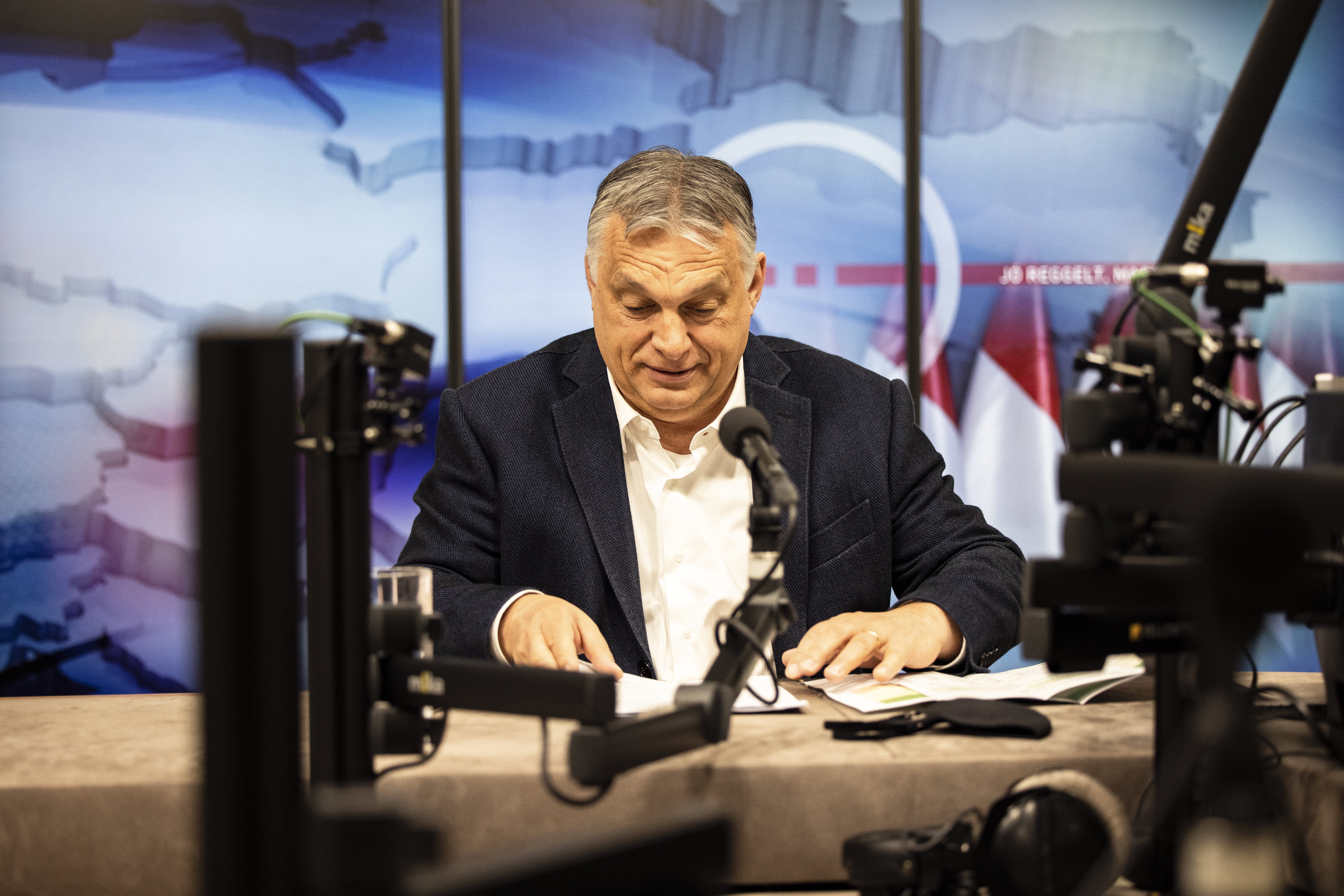Orbán már várja, hogy a teraszán bedobjon egy pofa sört