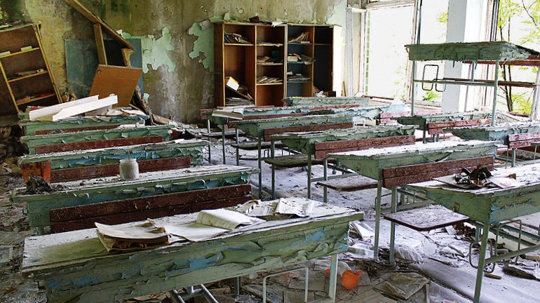 Lepusztult szocialista tanterem a csernobili Pripjatyban. Az 1986-os erőműbaleset után visszamaradó radioaktív sugárzás hosszú évtizedekre lakhatatlanná tette a környéket.