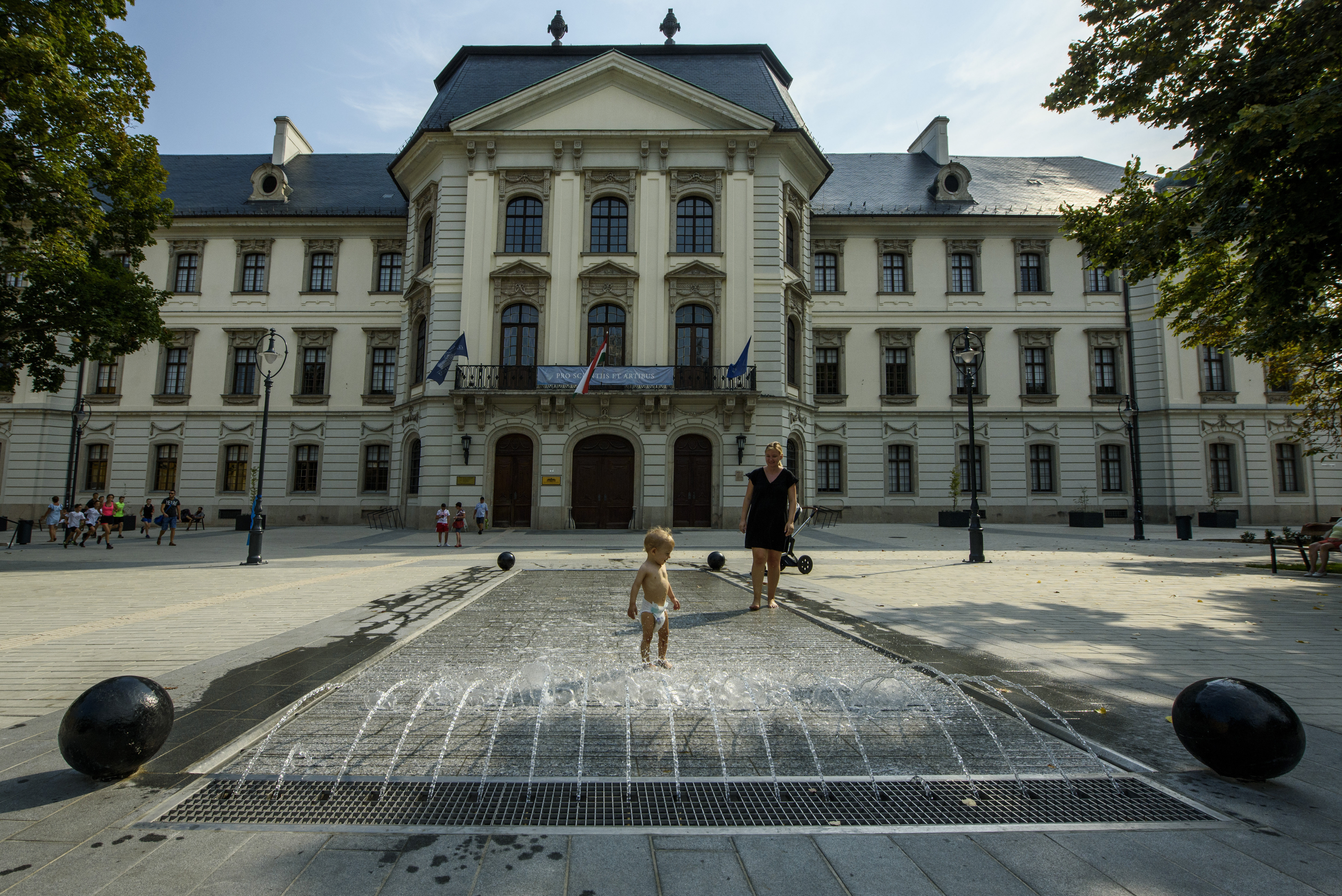 A felújított Eszterházy tér és az Eszterházy Károly Egyetem épülete Egerben