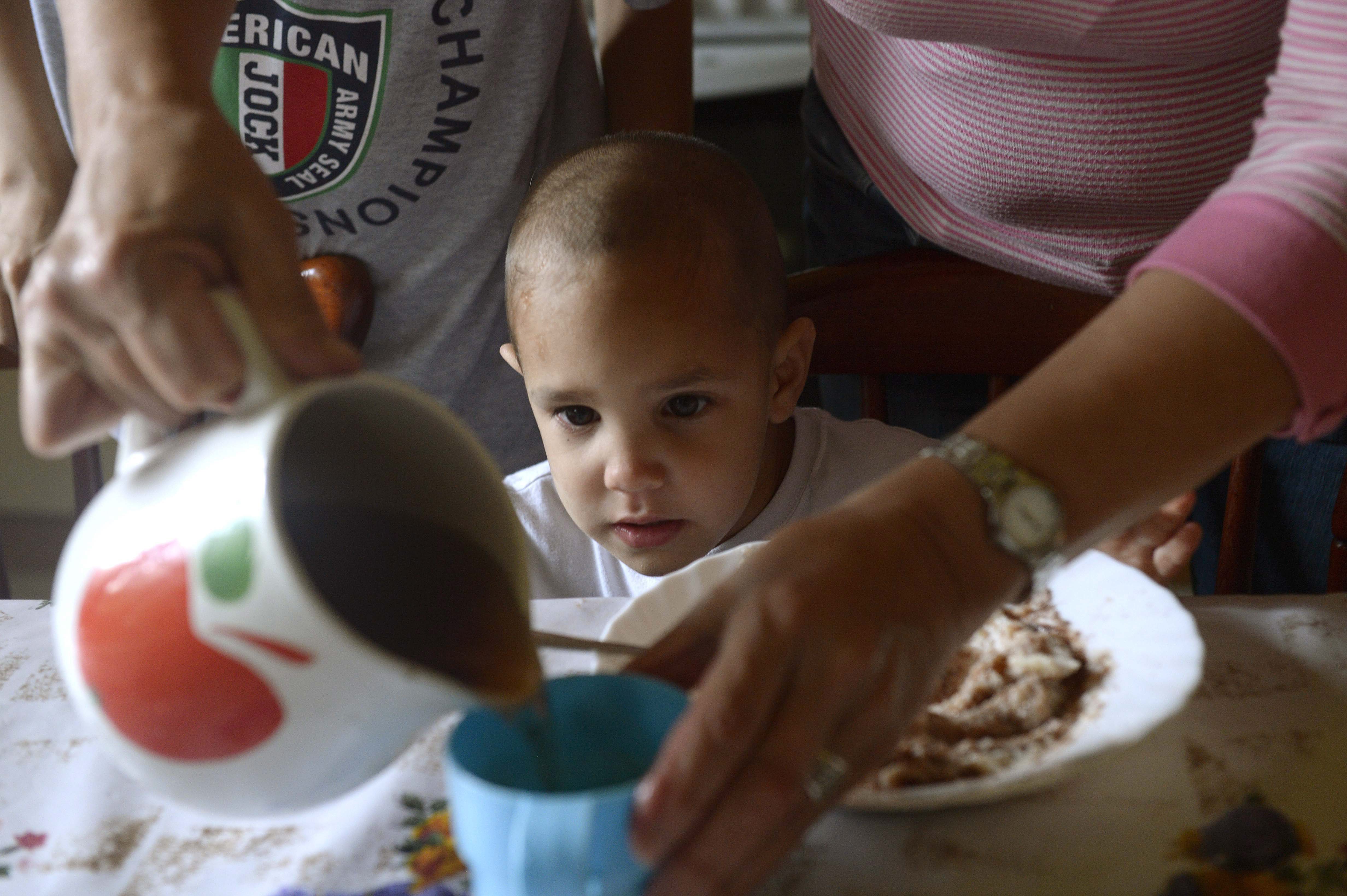 Kisfiú vacsorázik egy II. kerületi gyermekotthonban 2014. szeptember 12-én.