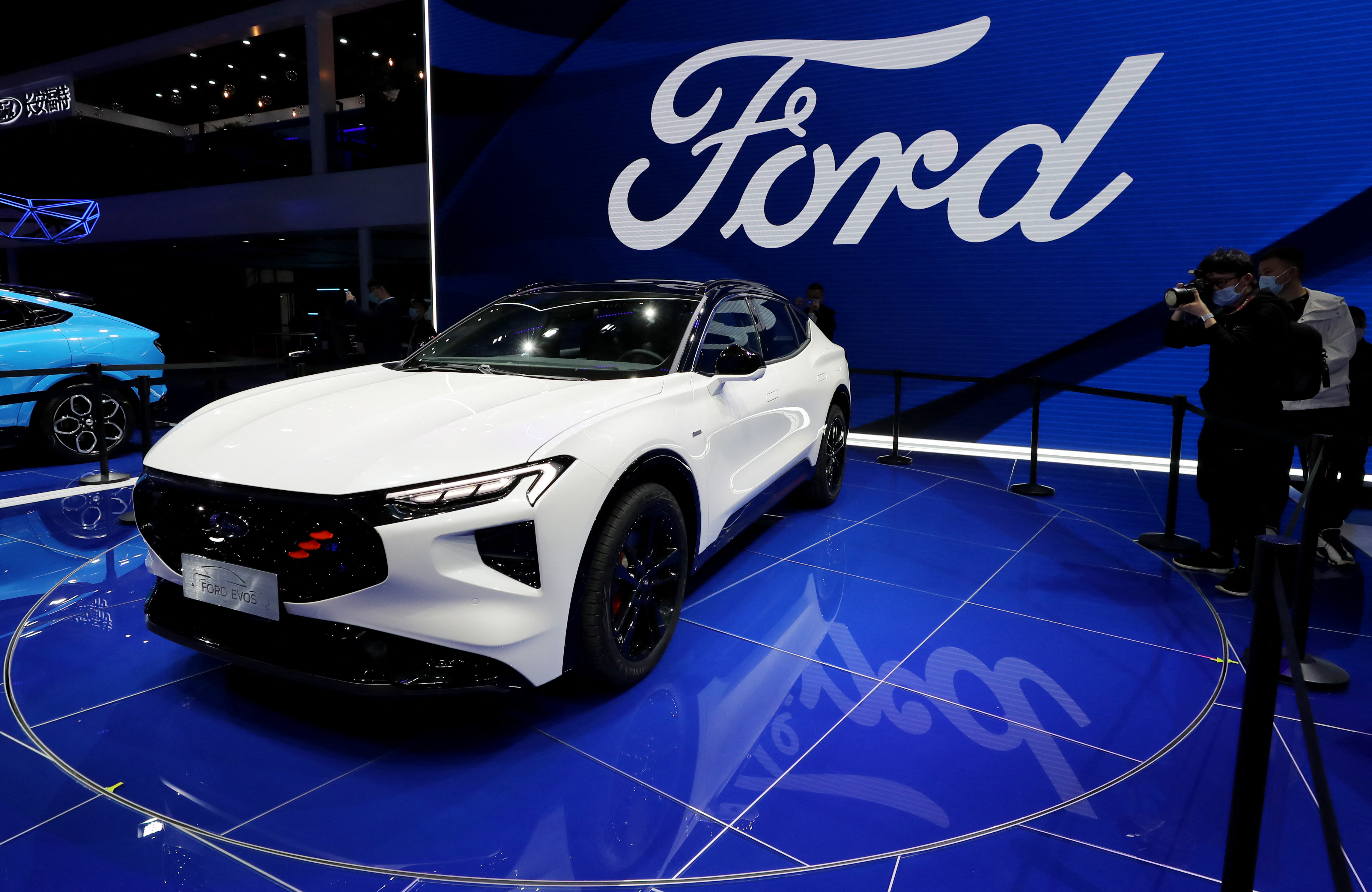Romániában fog teljesen elektromos autókat gyártani a Ford