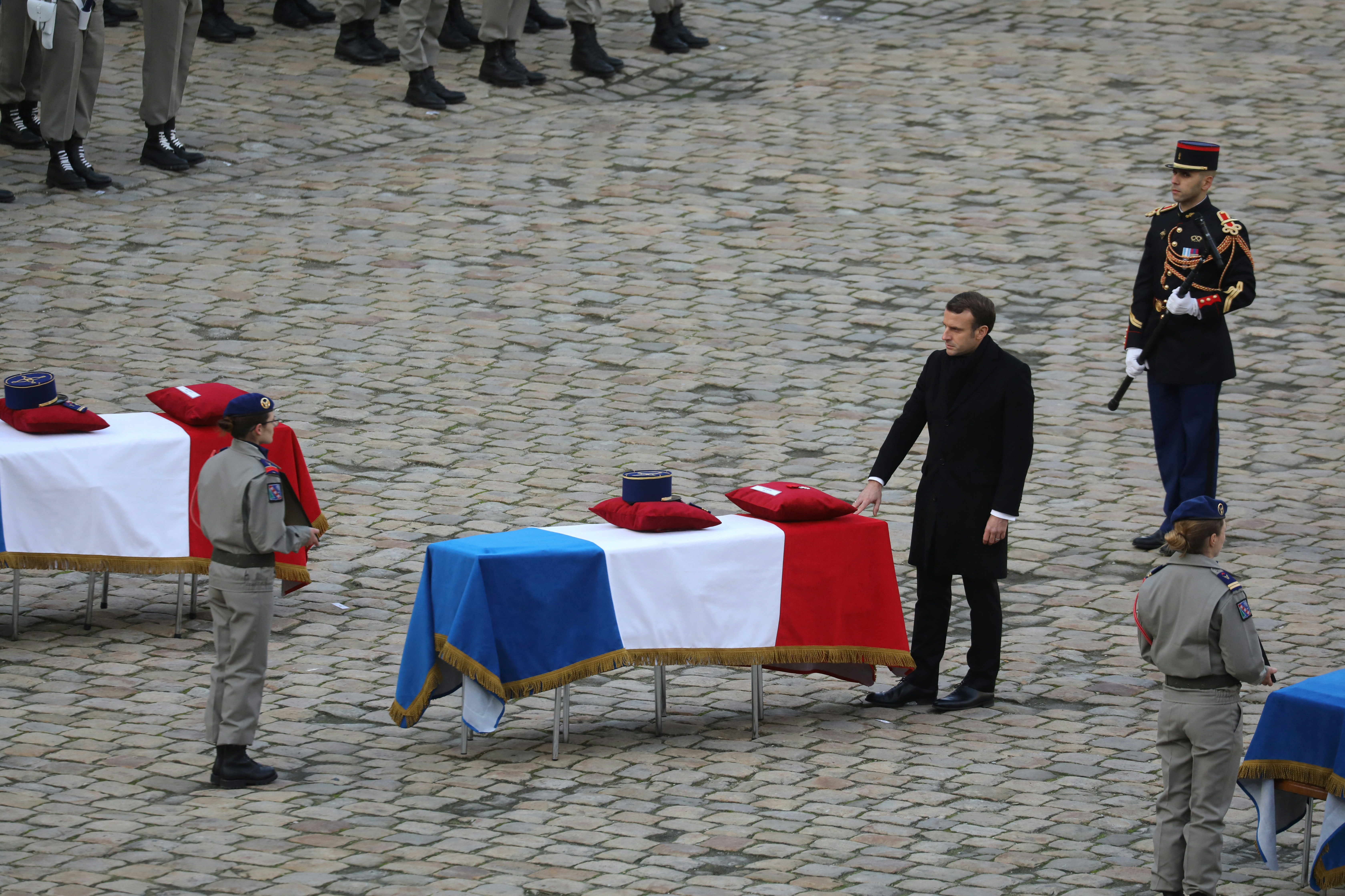 Macron a 2019 novemberében helikopterbalesetben Maliban meghalt 13 katona gyászszertartásán