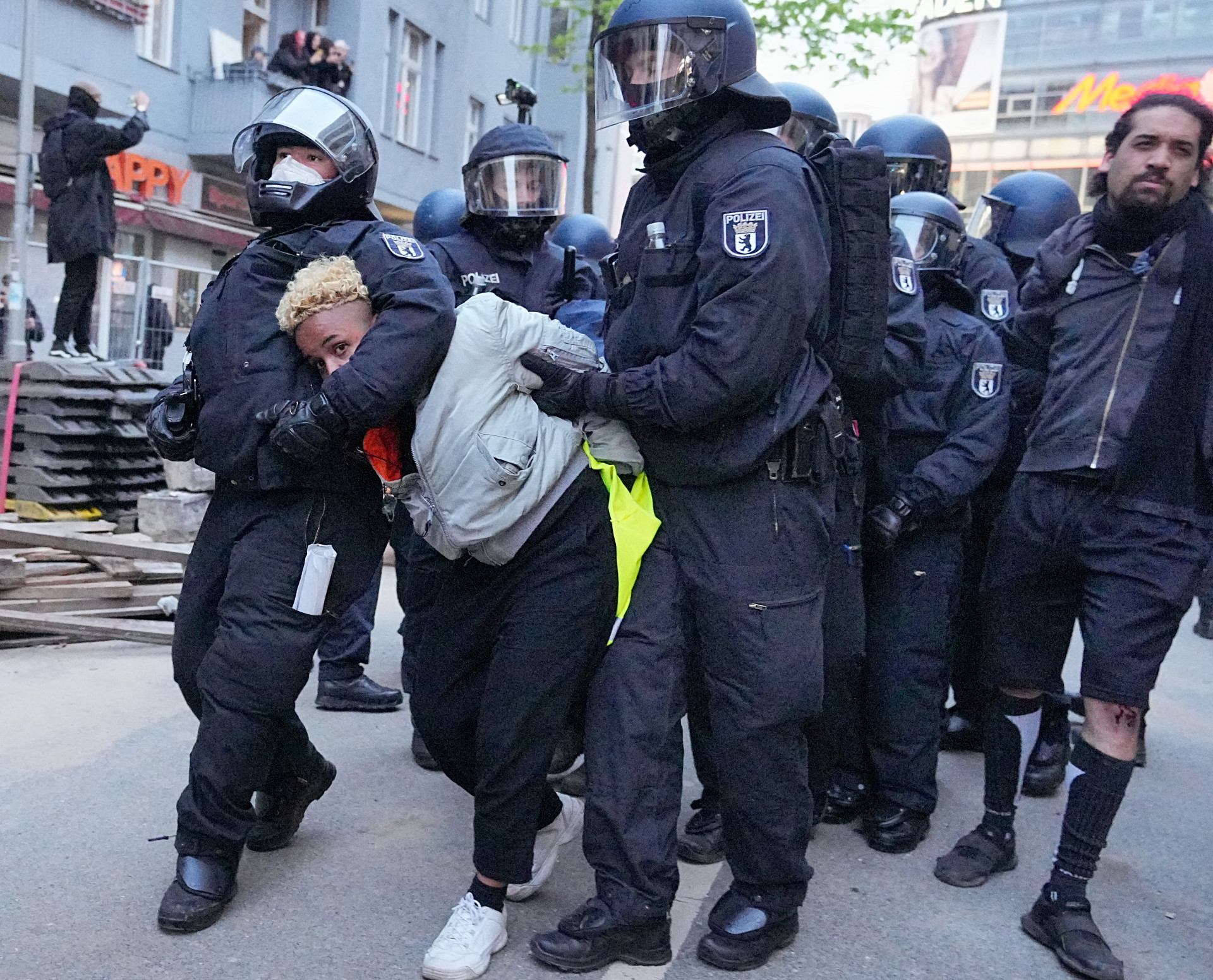 Задержанные украинцы. Полиция Германии задержание. Силовики Франции. Полиция Германии арестовала.