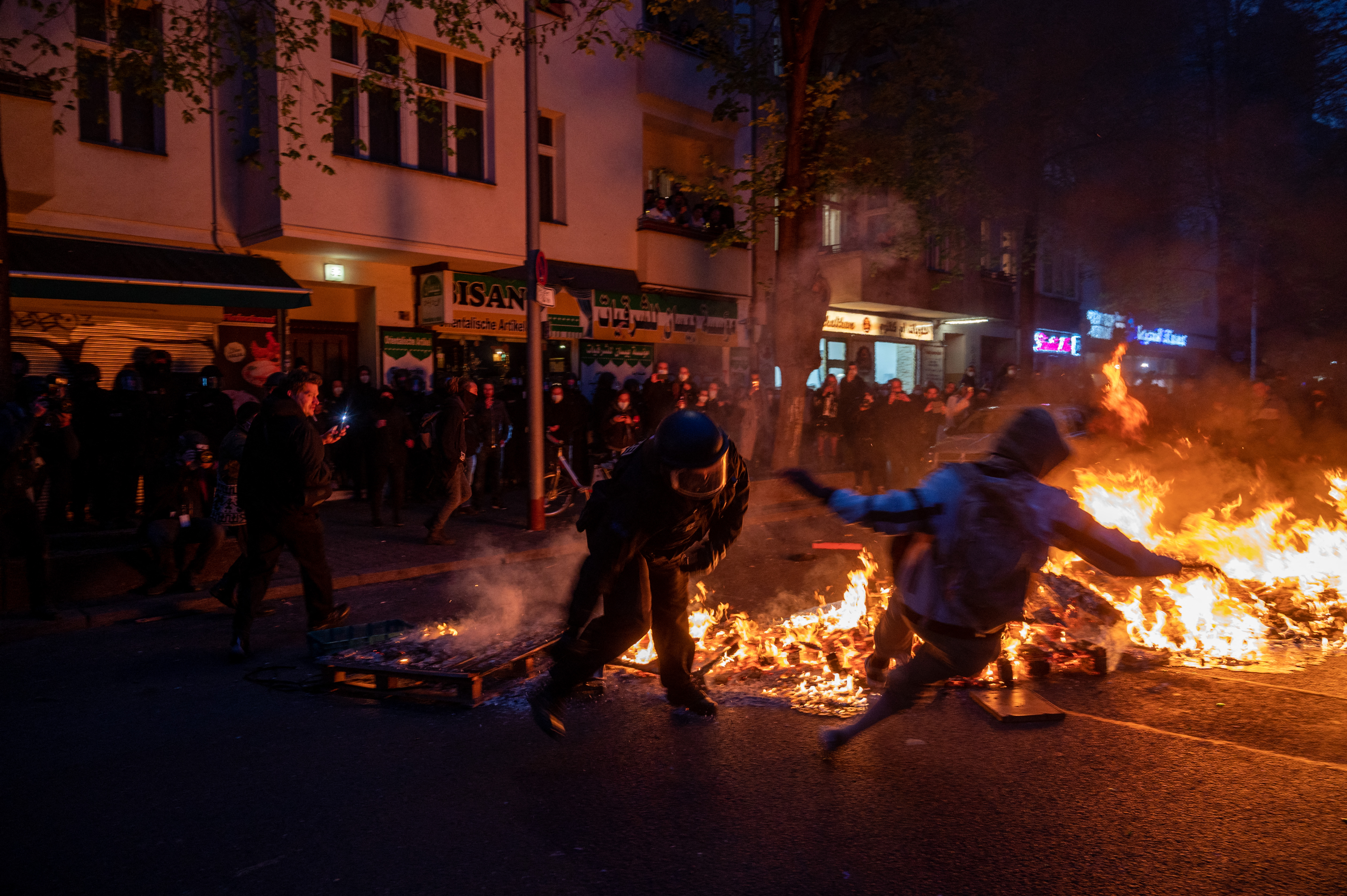 Európa-szerte összecsapásokkal végződtek a május 1-jei tüntetések