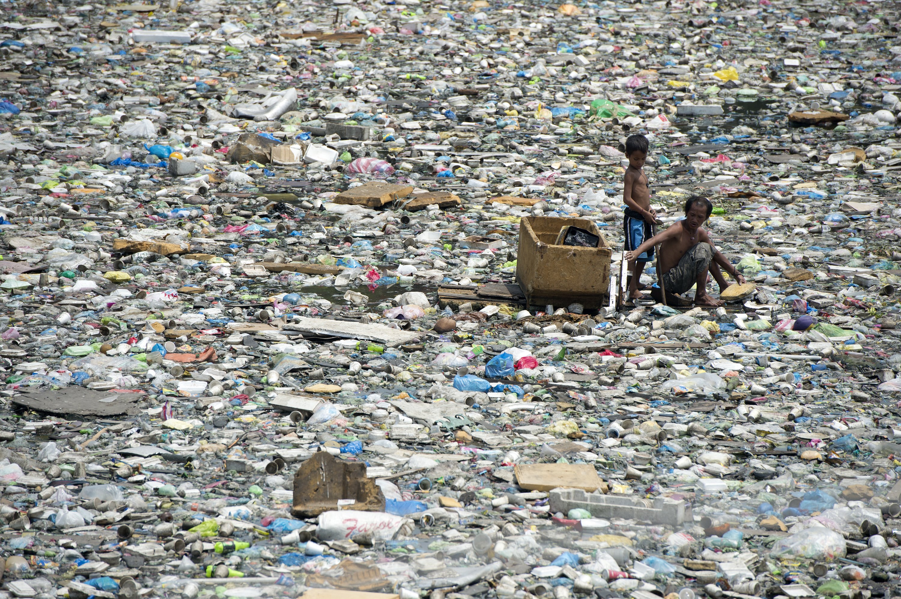Ész Ventura: Mennyivel lenne könnyebb a Föld, ha az összes műanyagszemetet kilőnénk az űrbe?