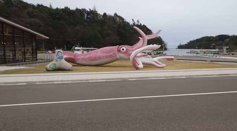Óriási tintahalszobrot állított a kormánytól kapott helyreállítási alapból egy japán halászfalu