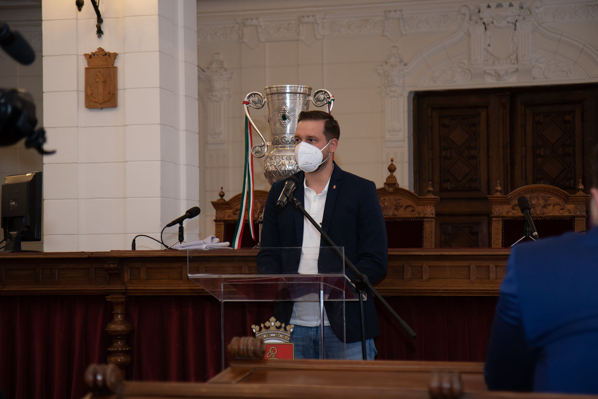 Sérelmezi az ex-jobbikos képviselő, hogy nem engedték be a városházára, amíg az Újpest kupagyőzelmét ünnepelték