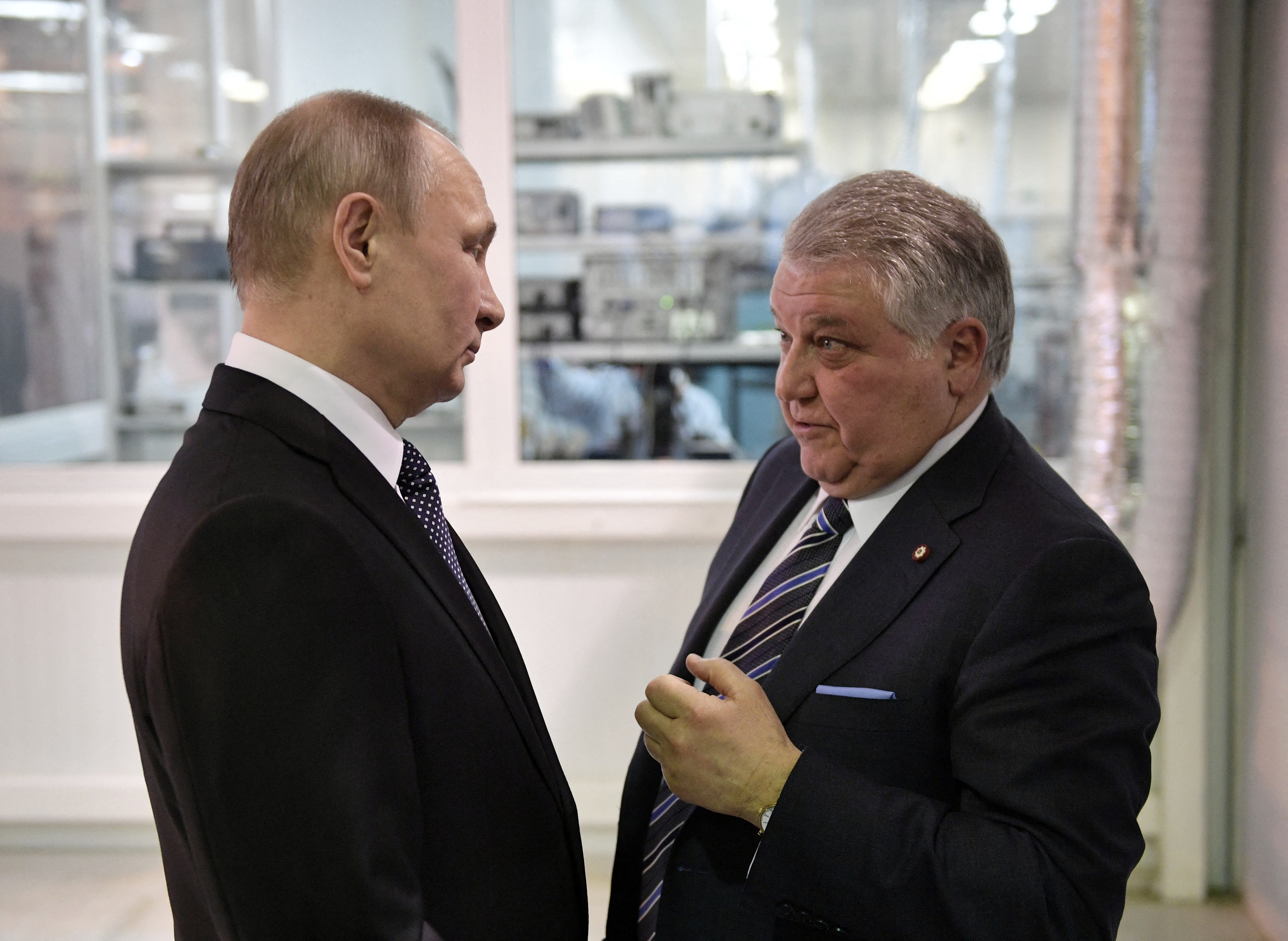 Mihail Kovalcsuk fogadja Vlagyimir Putyint a moszkvai Kurcsatov Intézetben, 2018 áprilisában