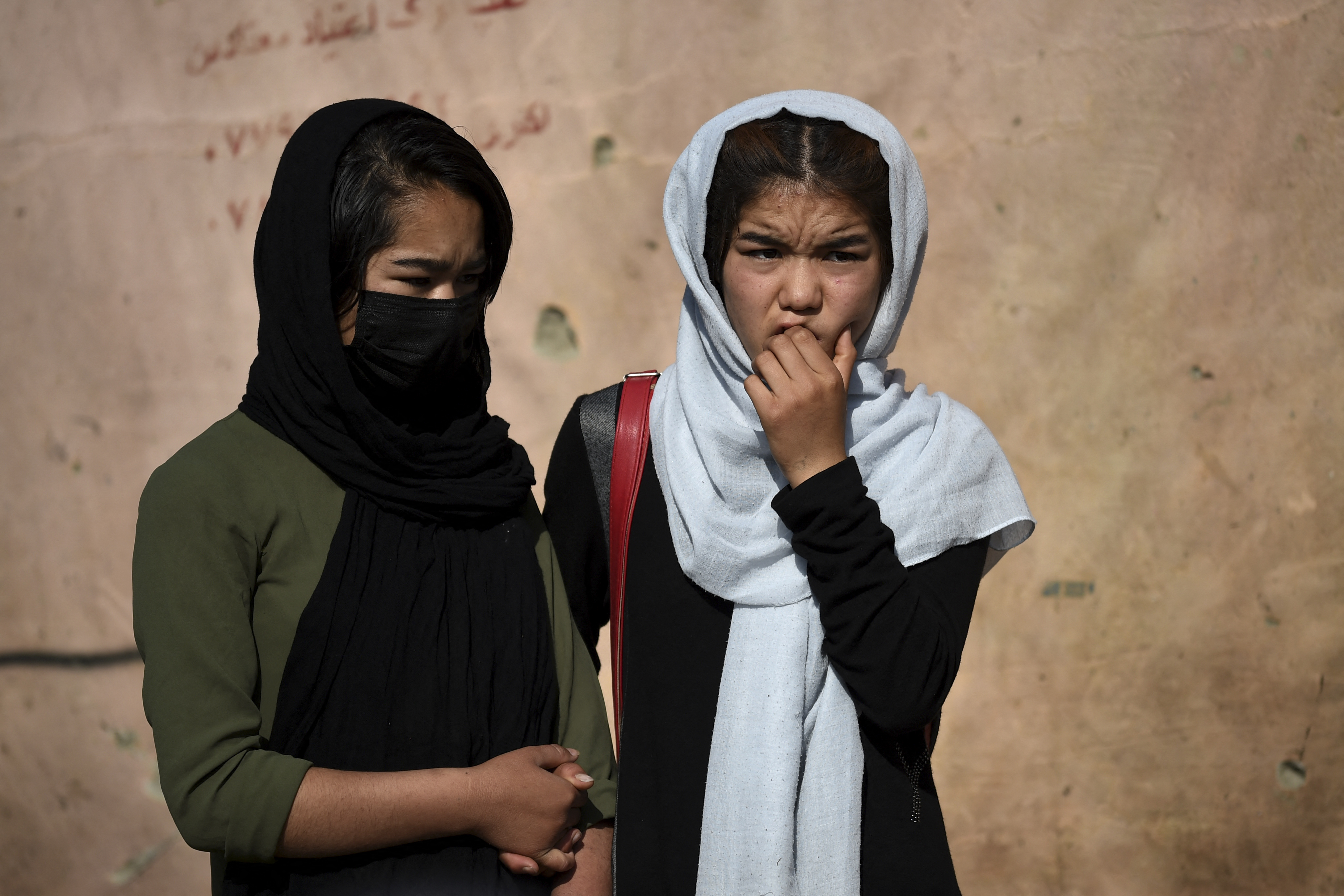 Hazara iskoláslányok május 9-én, vasárnap a szombati hármas merénylet helyszínén, a hazarák lakta Dashi-e-Barchi kerületben, Kabul külvárosában.