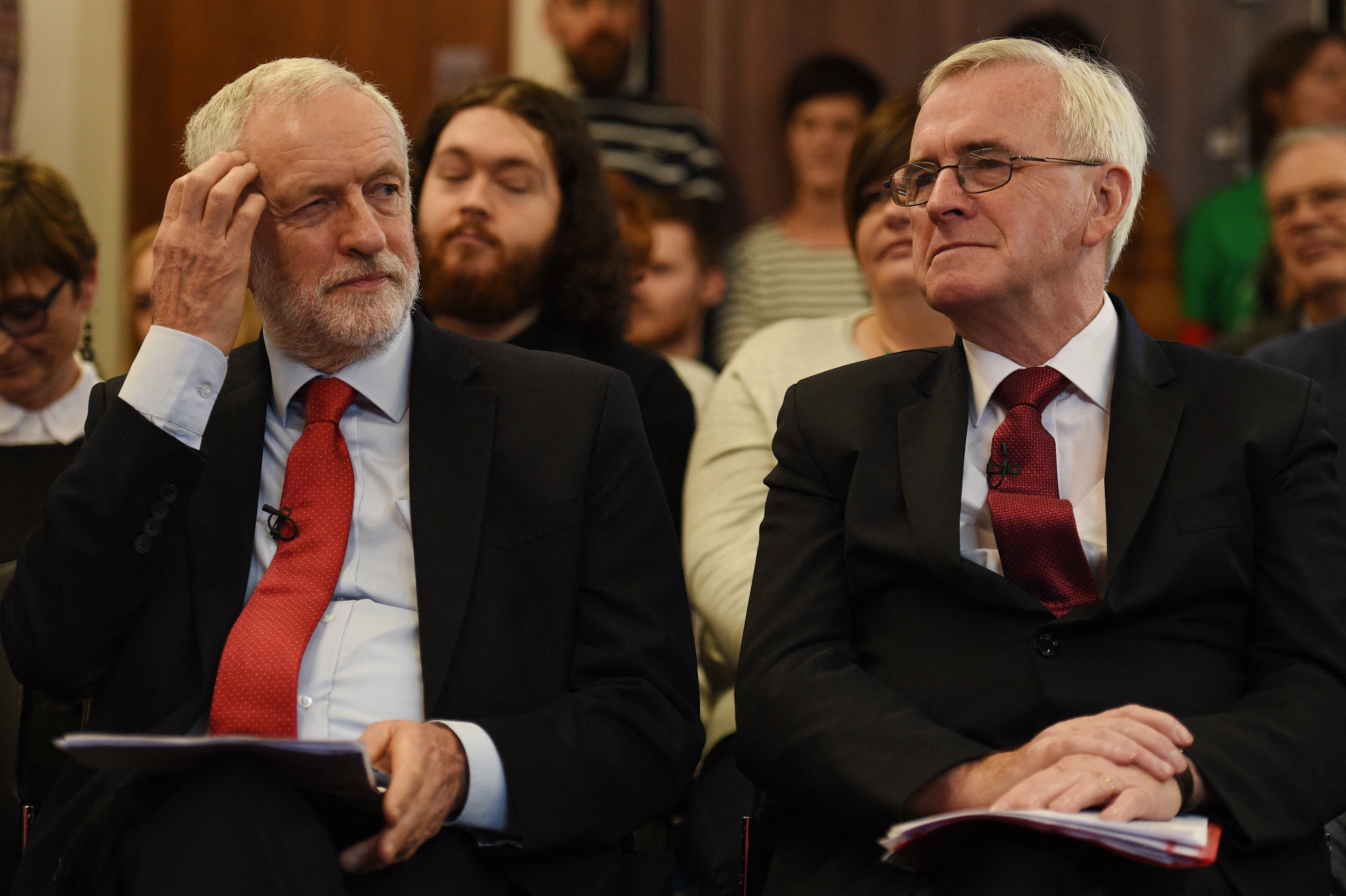 A Munkáspártot akkor vezető Jeremy Corbyn és az árnyékkormány pénzügyminiszter-jelöltje, John McDonnell, egy 2019. novemberi kampányeseményen