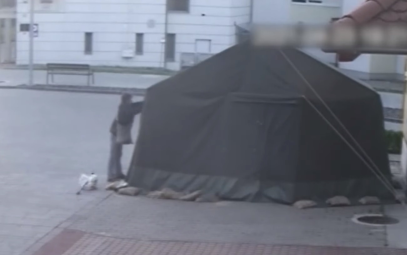 Egy 60 éves harkányi nő szétvagdosta a kórház előtti katonai sátrat, mert az szerinte zavarta a városképet