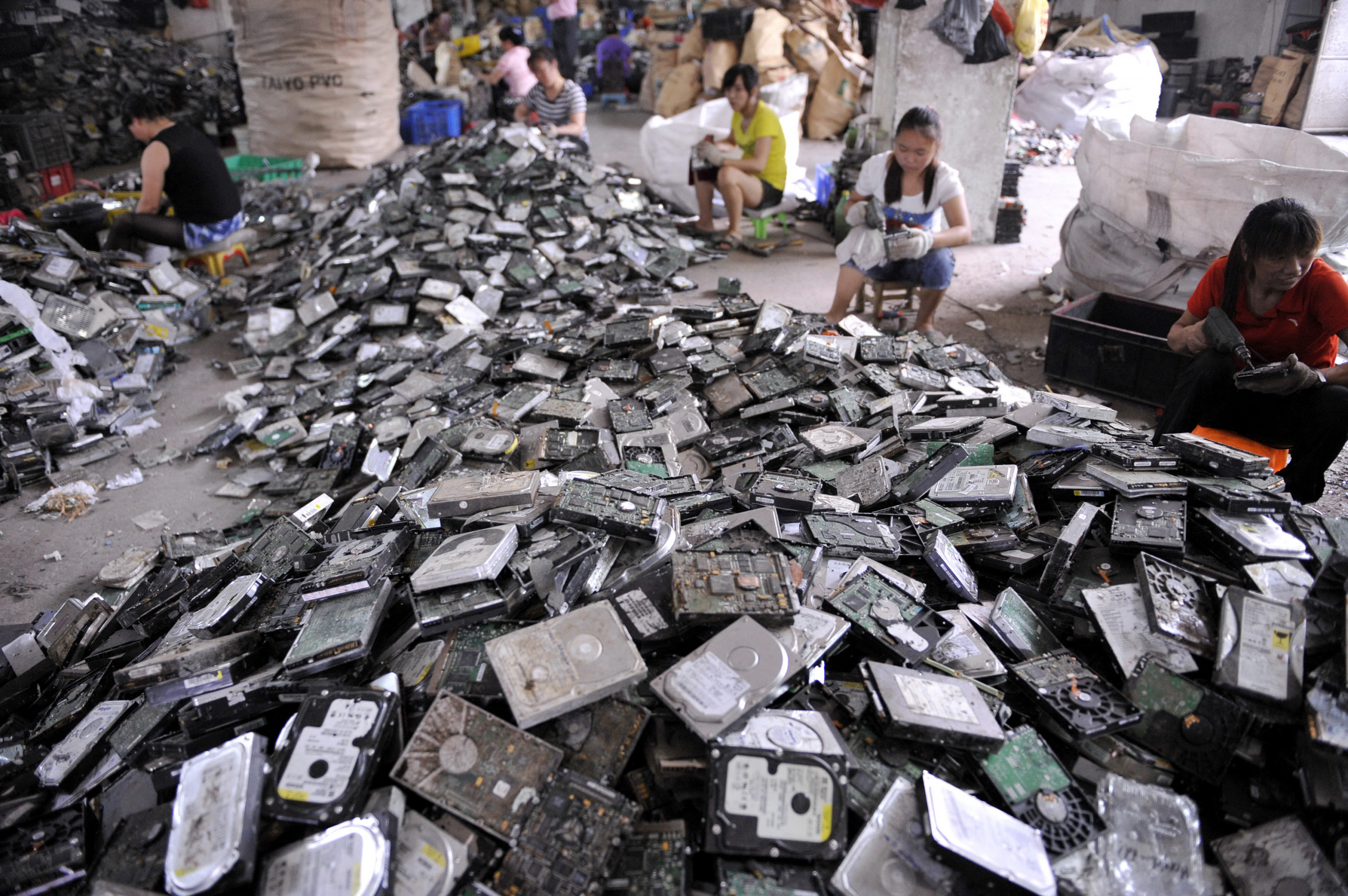 Отходы электротехники. E waste is. Утилизация электронных отходов. Заброшенный компьютер. Свалка guiyu.