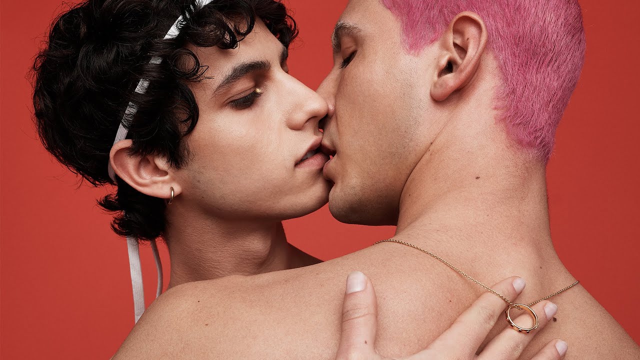 Eljárást indít a Dolce & Gabbana ellen a szentpétervári ügyészség, mert csókolózó leszbikus és meleg párok szerepeltek a videójában