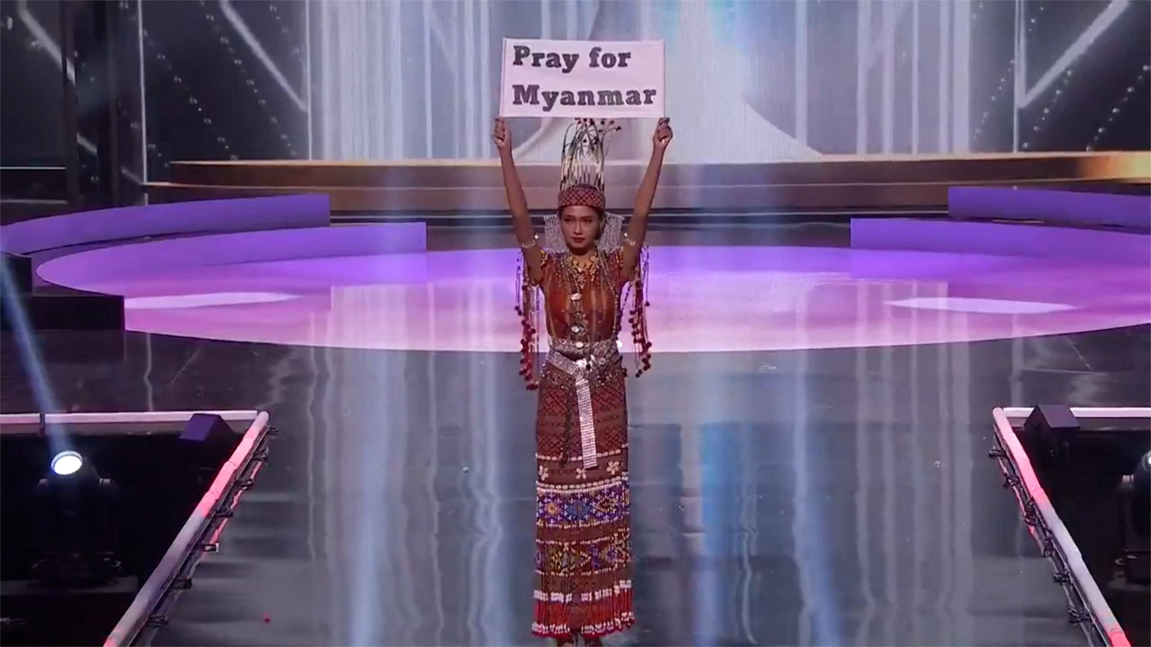 A mianmari szépségkirálynő a Miss Universe döntőjében beszélt a katonai junta ellen