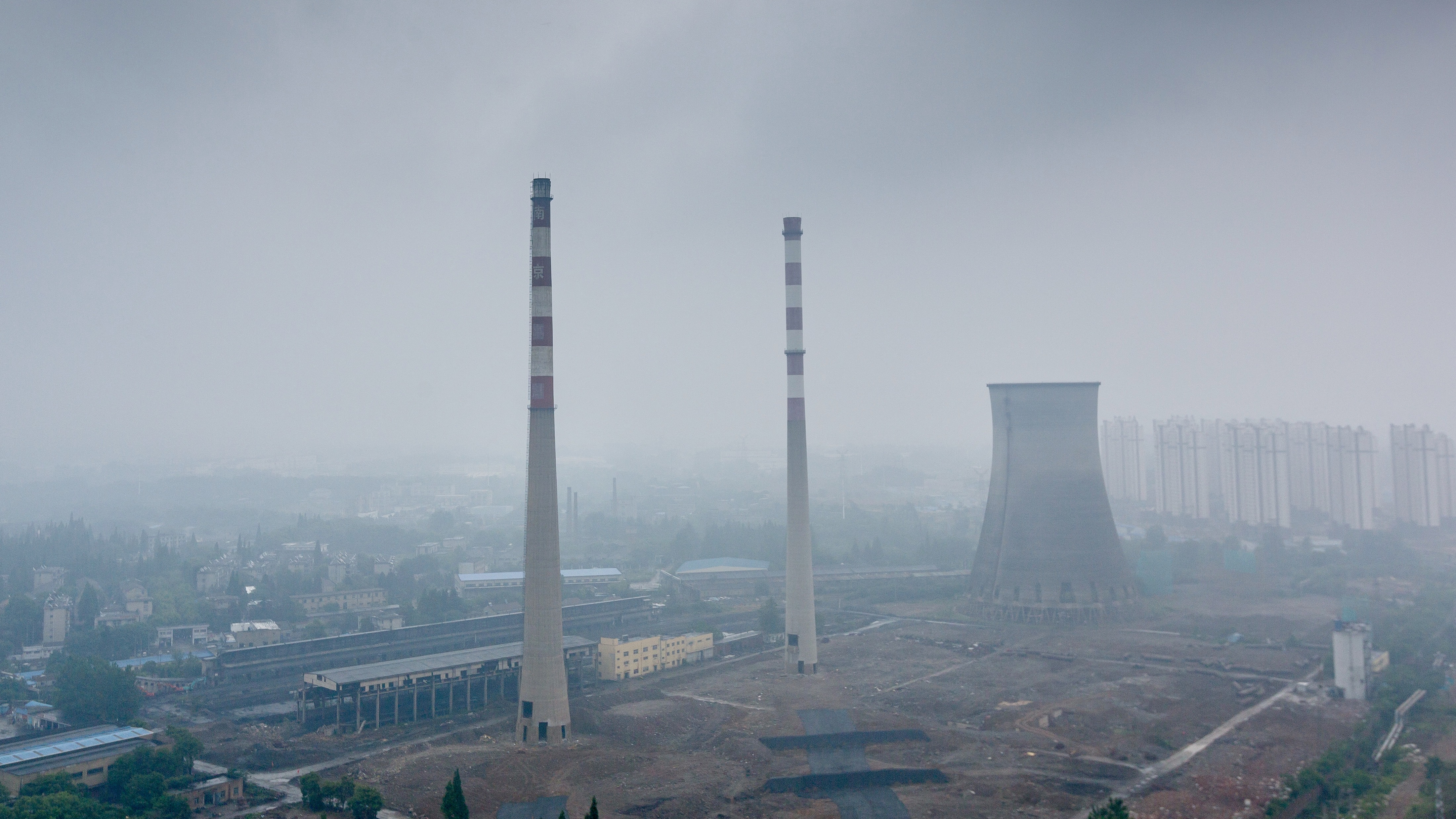 A kínai széntüzelésű erőművekből áradó szmog évente milliók életét rövidíti meg és teszi tönkre. A képen a Nanjing Hőerőmű 180 méter magas tornyai láthatók – közvetlenül a lerombolásuk előtt, 2017. május 23-án.