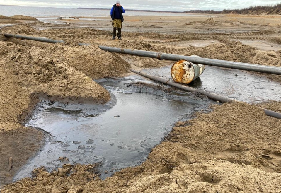 Akár 90-100 tonna olaj is elfolyhatott a Lukoil komiföldi olajmezőjén, a szennyezés a Jeges-tenger felé tart