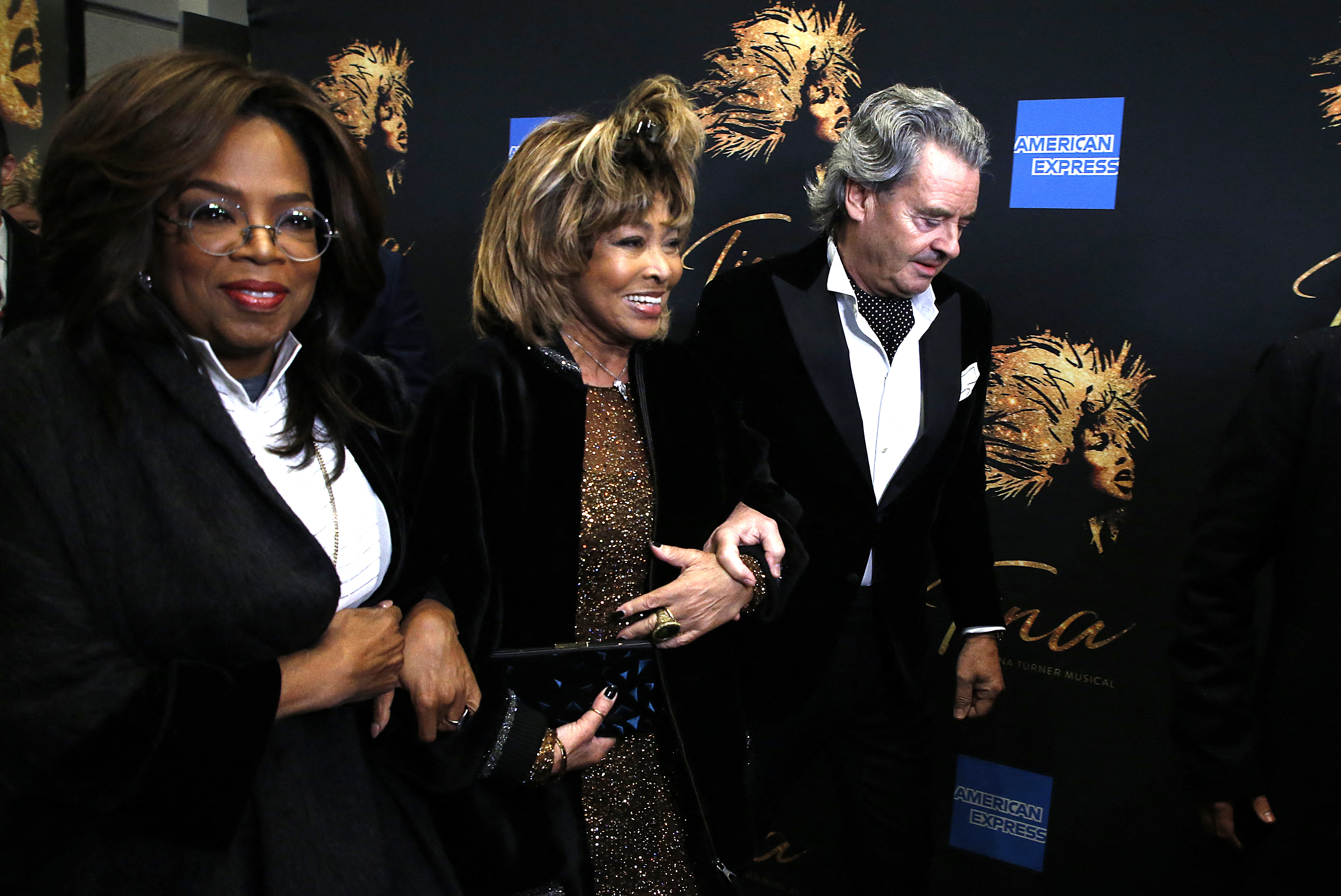 Tina Turner 2019 őszén a róla szóló Broadway-musical premierjén New Yorkban, barátnőjével, Oprah Winfrey-vel és férjével, Erwin Bachhal.