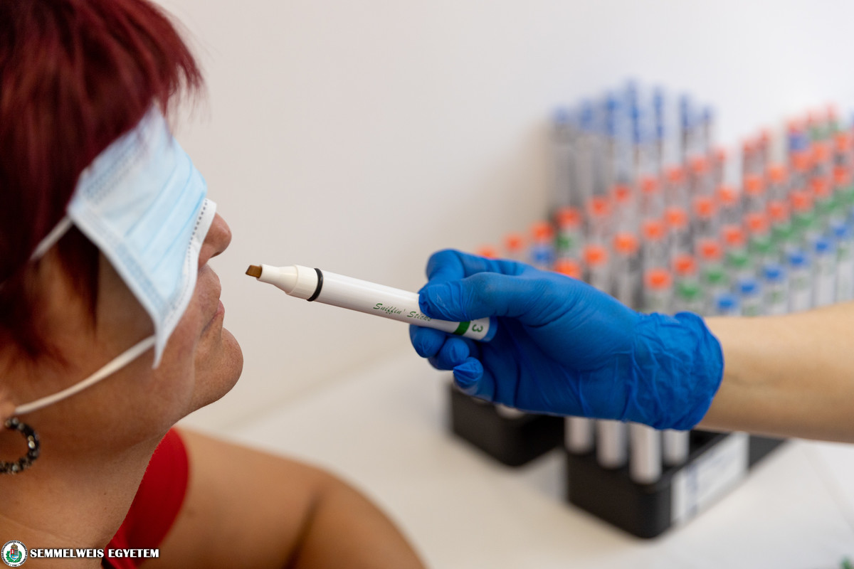 Szaglástréning indul a koronavírus miatt szaglásukat elvesztőknek a Semmelweis Egyetemen