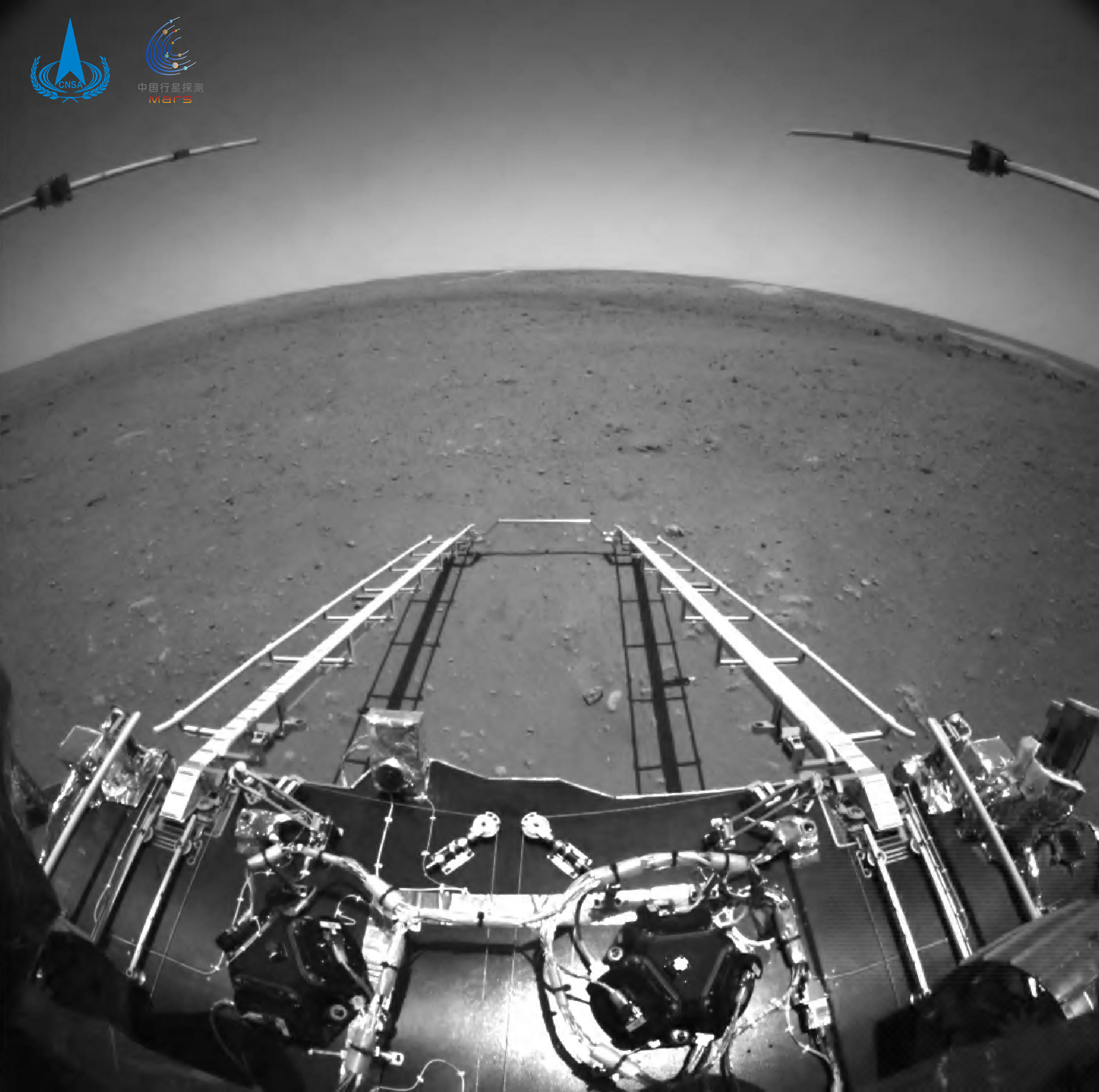 A Csu-zsung első kamerája, a Mars felszínére leengedett rámpával