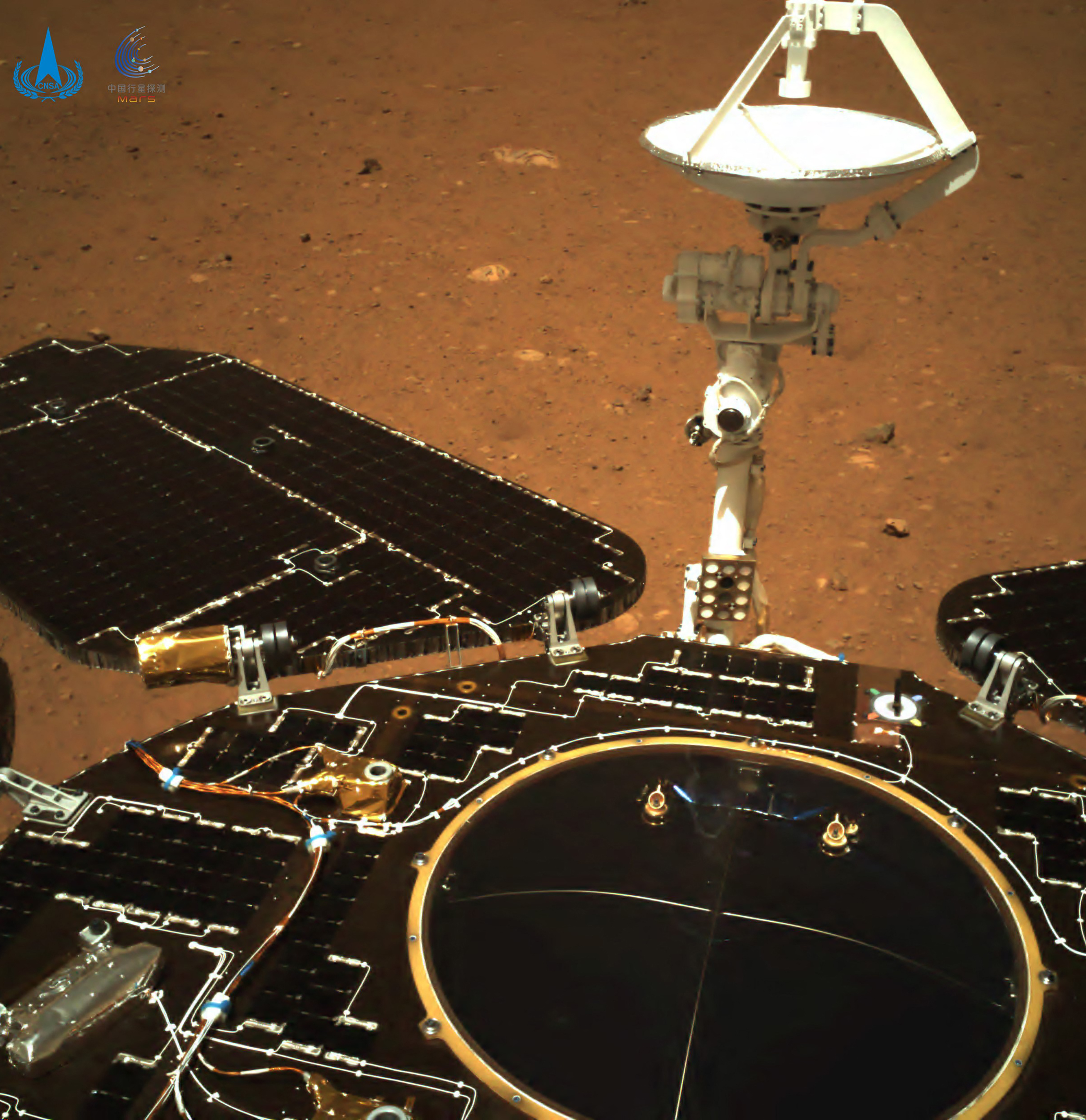 A Csu-zsung napelemei és antennája, a Mars felszínén