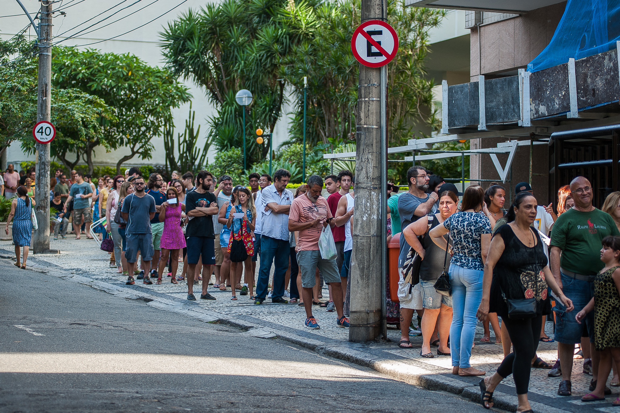 Sárgaláz elleni vakcinára várakozók Rio de Janeiróban.