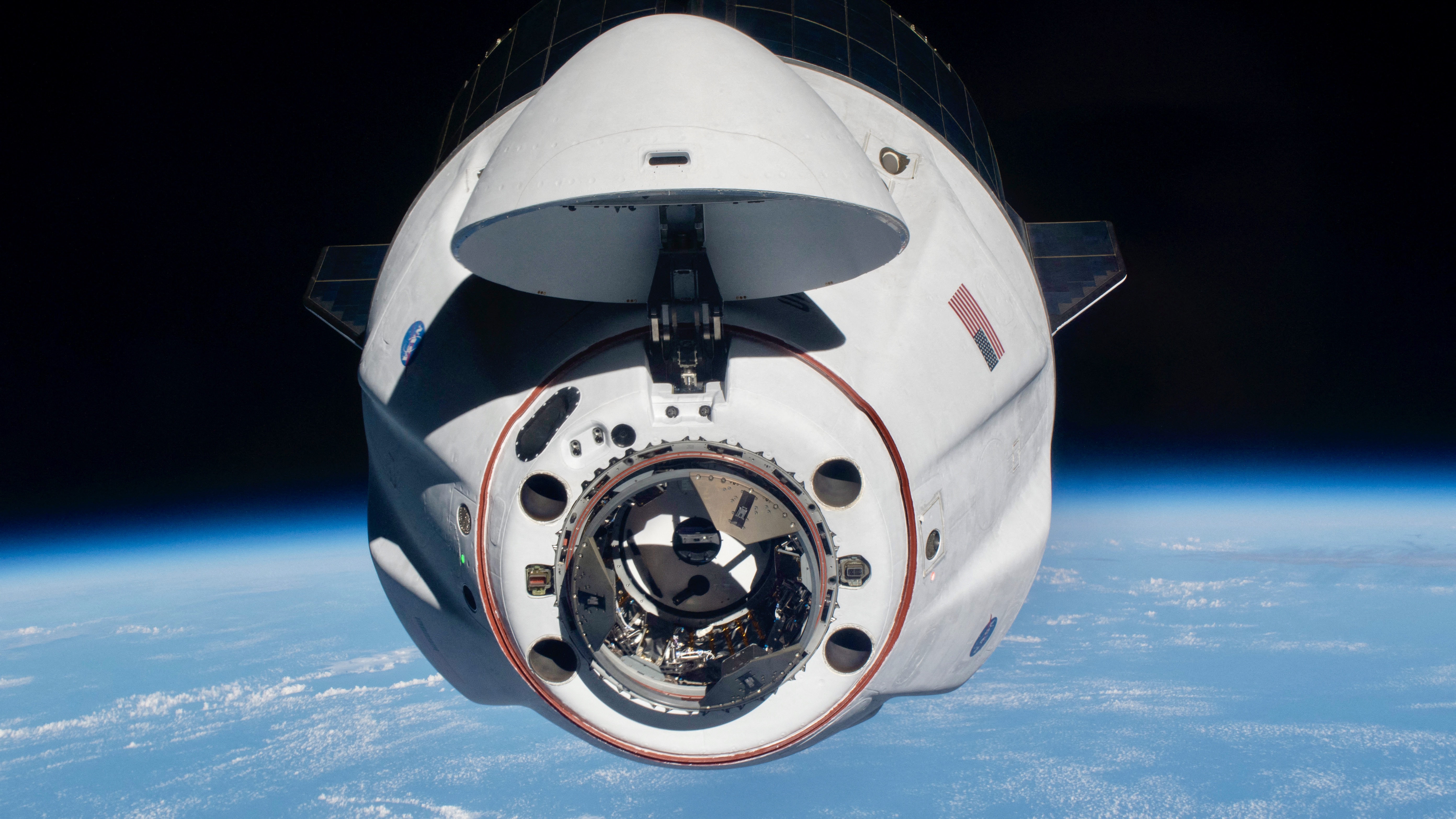 A SpaceX Crew–2 űrhajósai megközelítik a Nemzetközi Űrállomást a Dragon űrkapszulával.