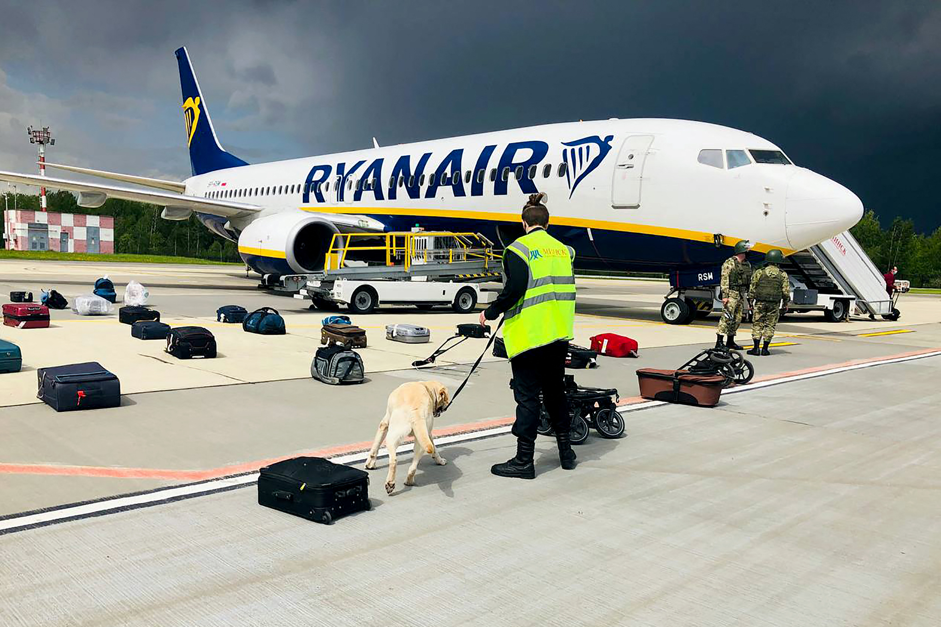 Az EU és a NATO vezetői szerint elfogadhatatlan, hogy Minszkben leszállíttatták a Ryanair Athénból Vilniusba tartó gépét