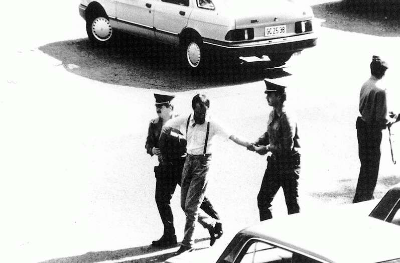 A rendőrség őrizetbe veszi Tamás Gáspár Miklóst a Nagy Imre halálának évfordulóján tartott megemlékezésen 1988. június 16-án.