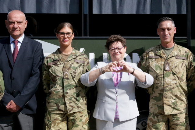 Müller Cecília országos tisztifõorvos szivecskézik a honvédség oltóbuszánál Faddon, 2021. május 25-én.