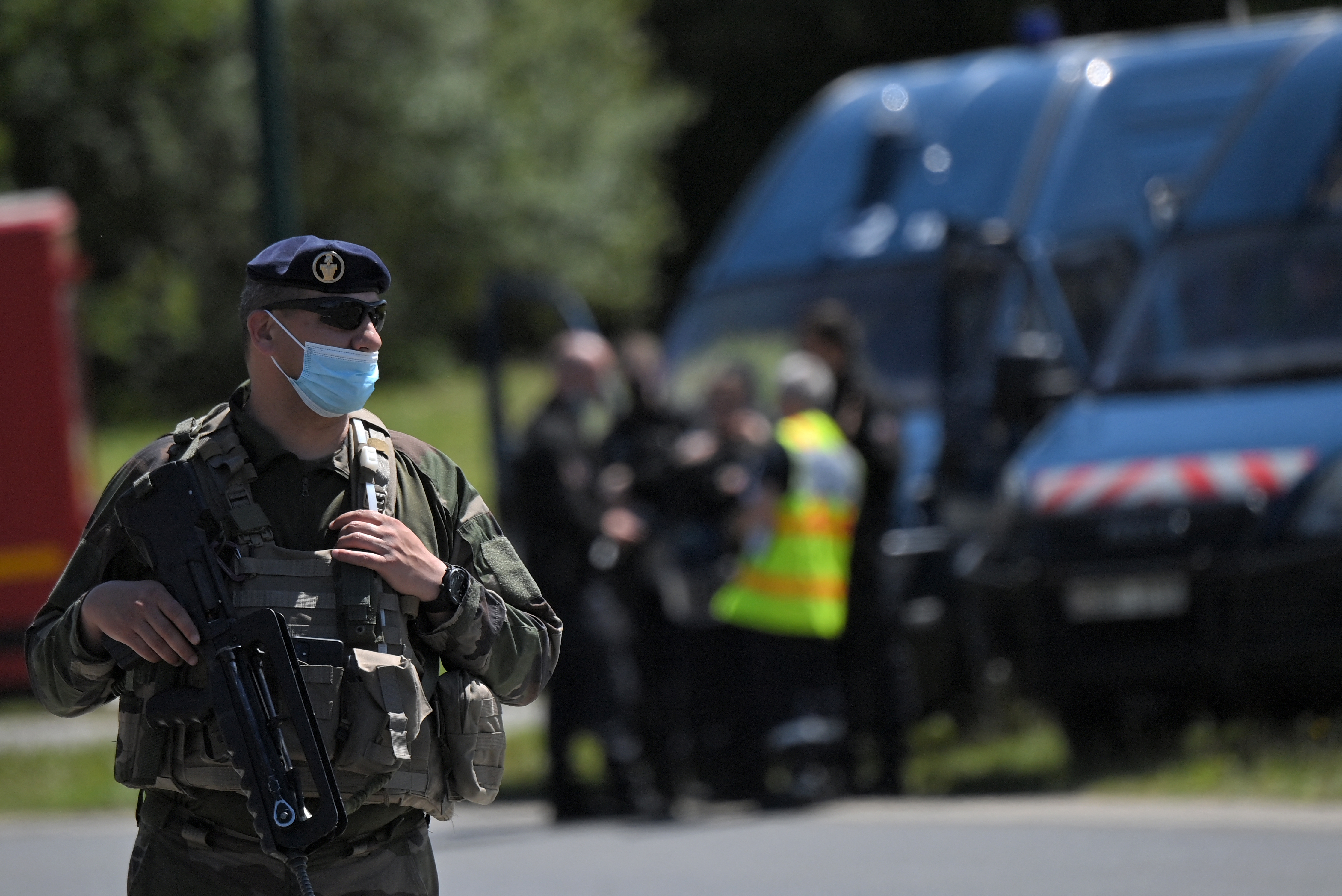 Hajsza indult Franciaországban egy rendőrre támadó késelő után