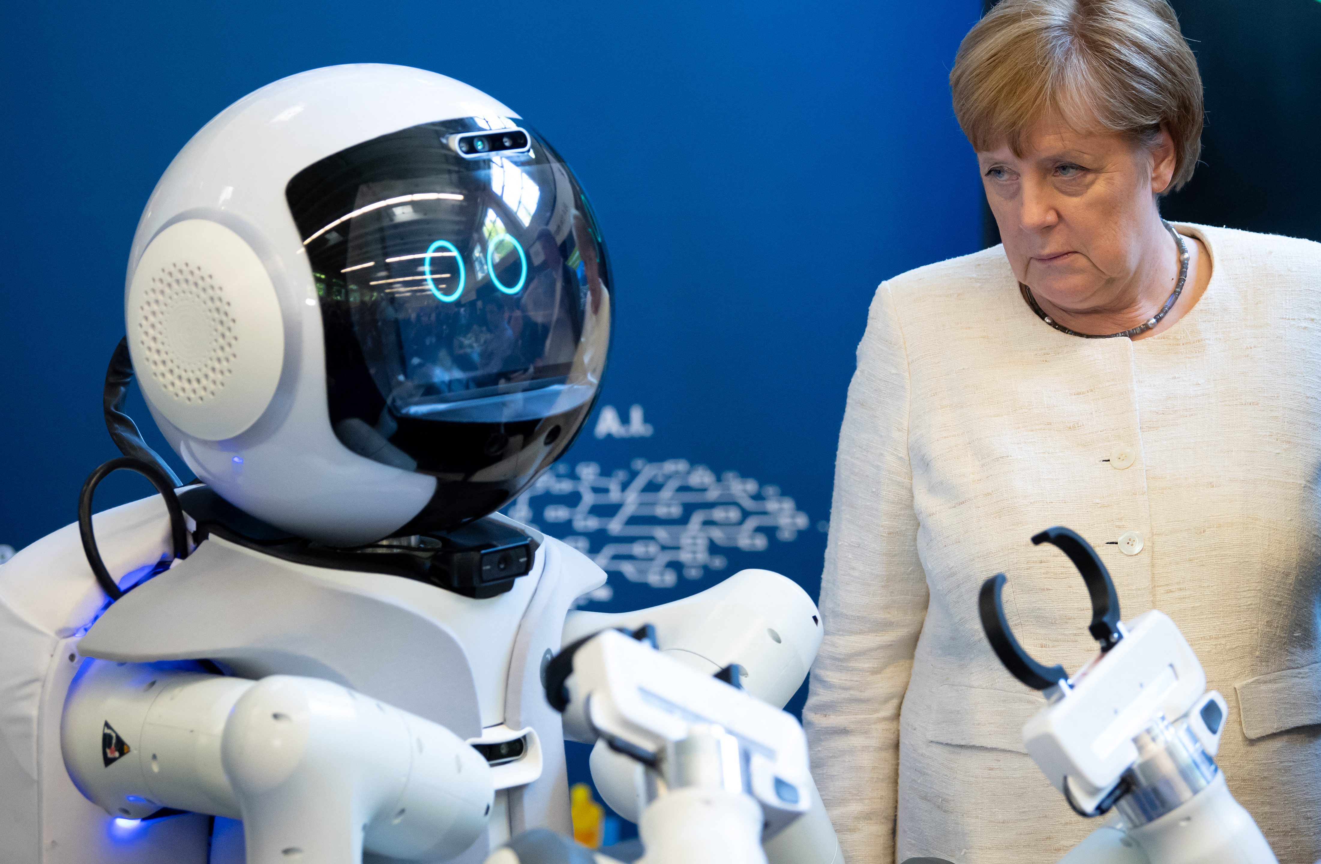 Angela Merkel német kancellár és a Müncheni Műszaki Egyetem (TUM) mesterséges intelligenciával felvértezett gondozórobotja, 2019 májusában