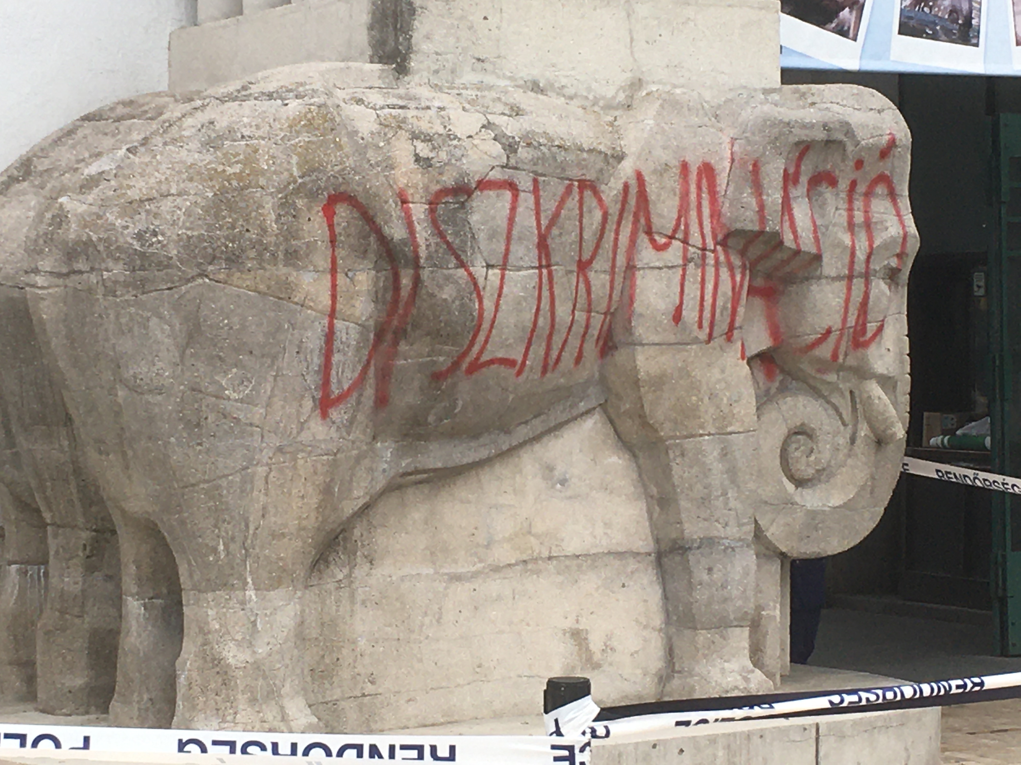 Valaki a DISZKRIMINÁCIÓ szóval csúfította el a Budapesti Állatkert bejáratának elefántját