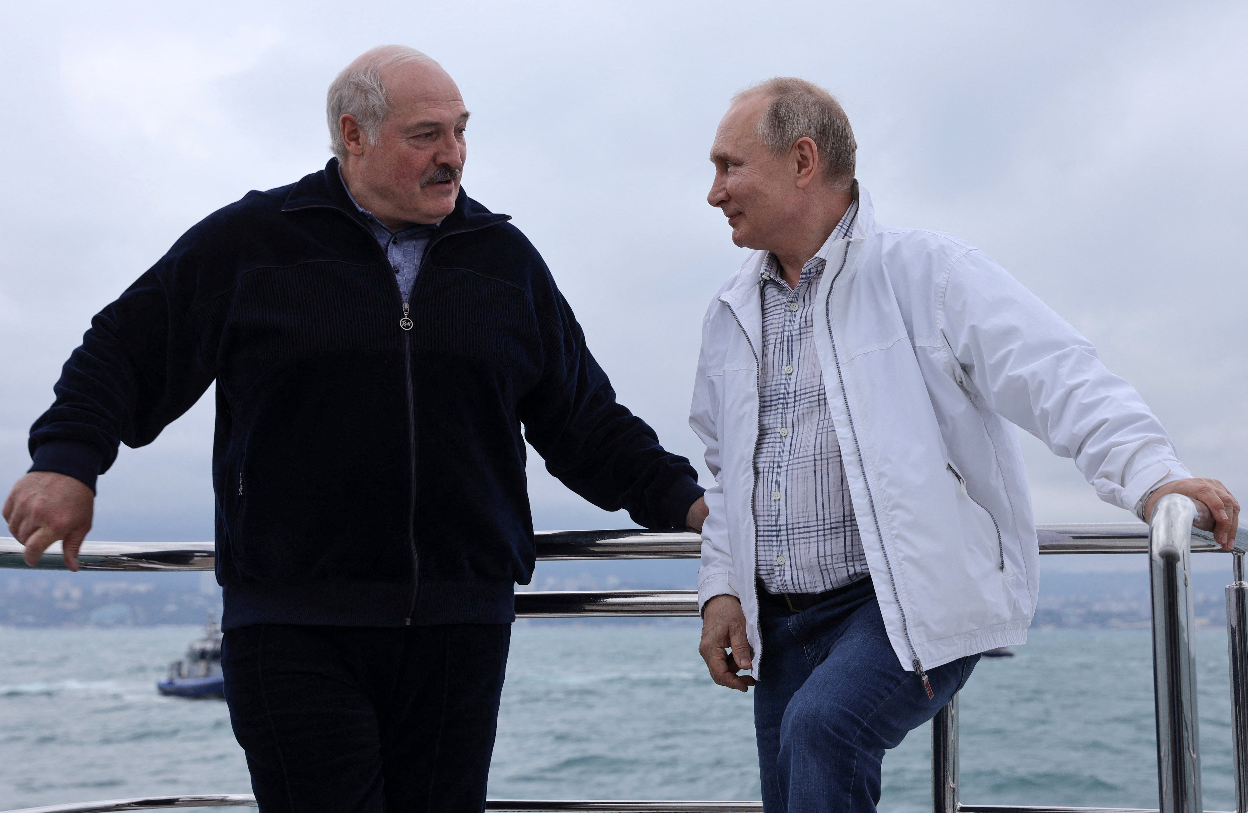 Lukasenkát lassan elengednék az oroszok, de az országát még közelebb húzzák magukhoz