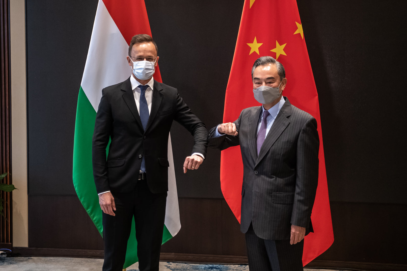 Szijjártó Kínába utazott és kitüntette a kínai külügyminisztert a kínai vakcinák miatt