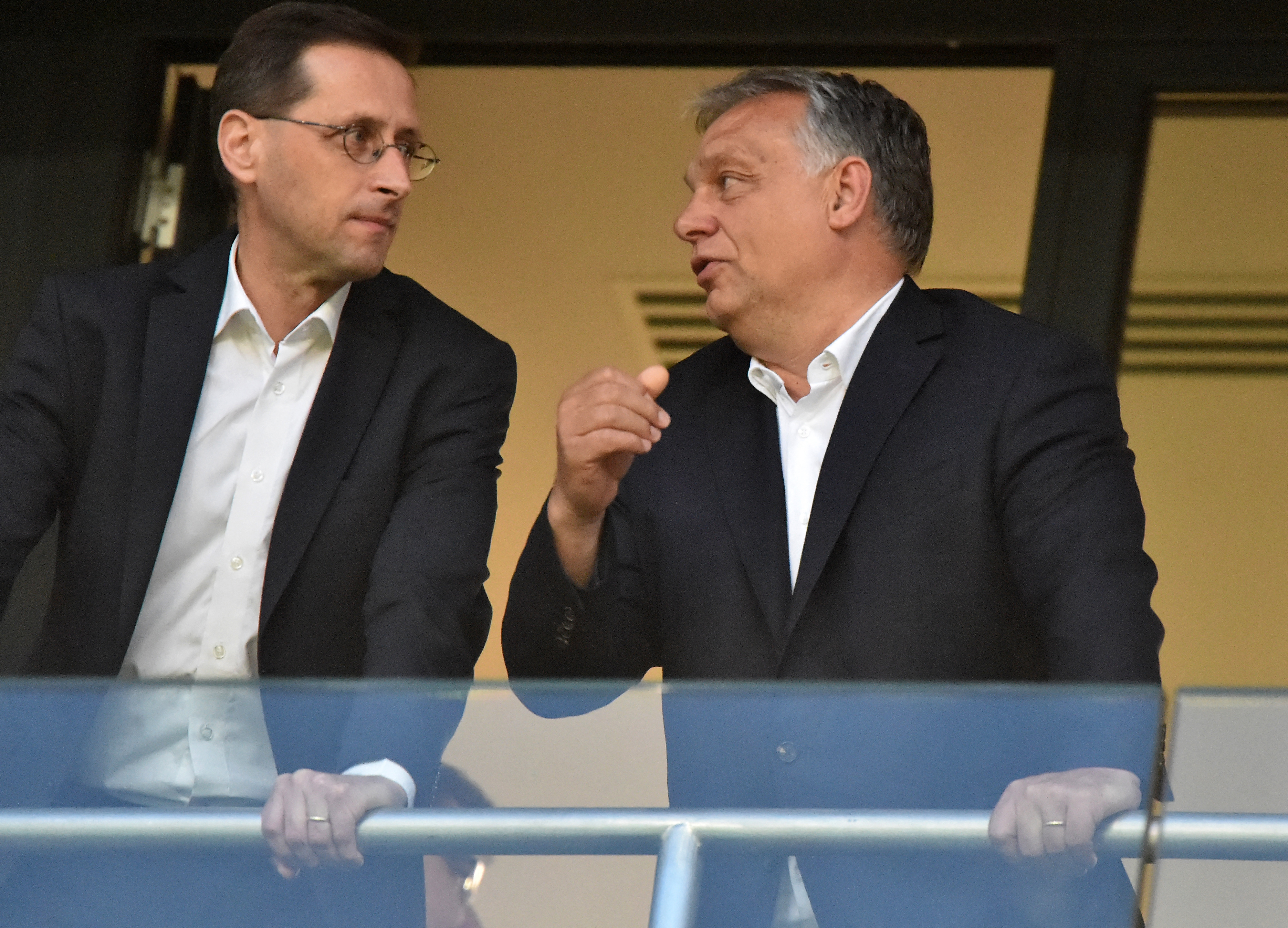 Varga Mihály pénzügyminiszter meccset néz Orbán Viktorral 2019. június 11-én.