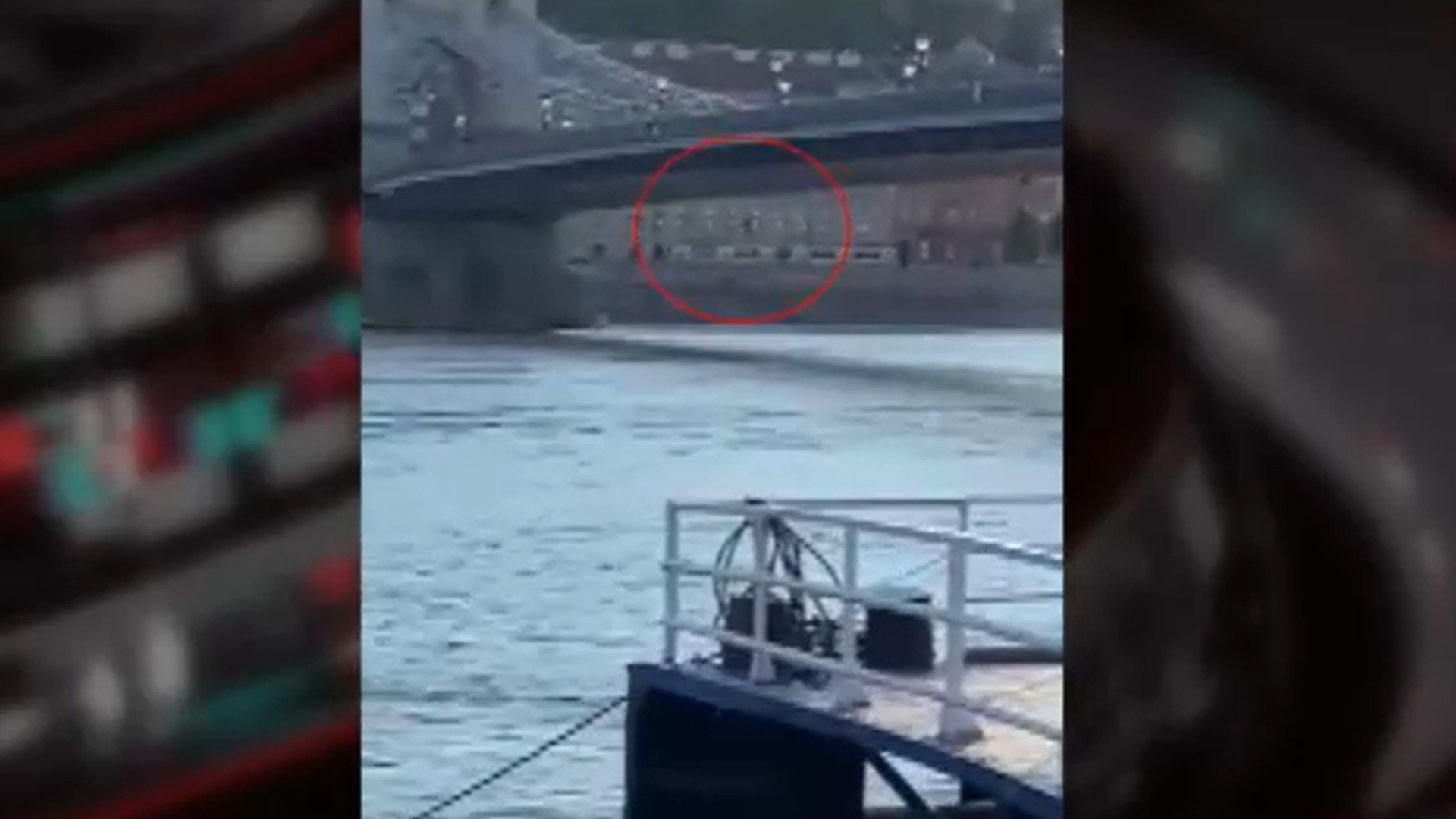 Felvétel készült a hajóról a Lánchídba kapaszkodó, majd onnan a Dunába ugró férfiről