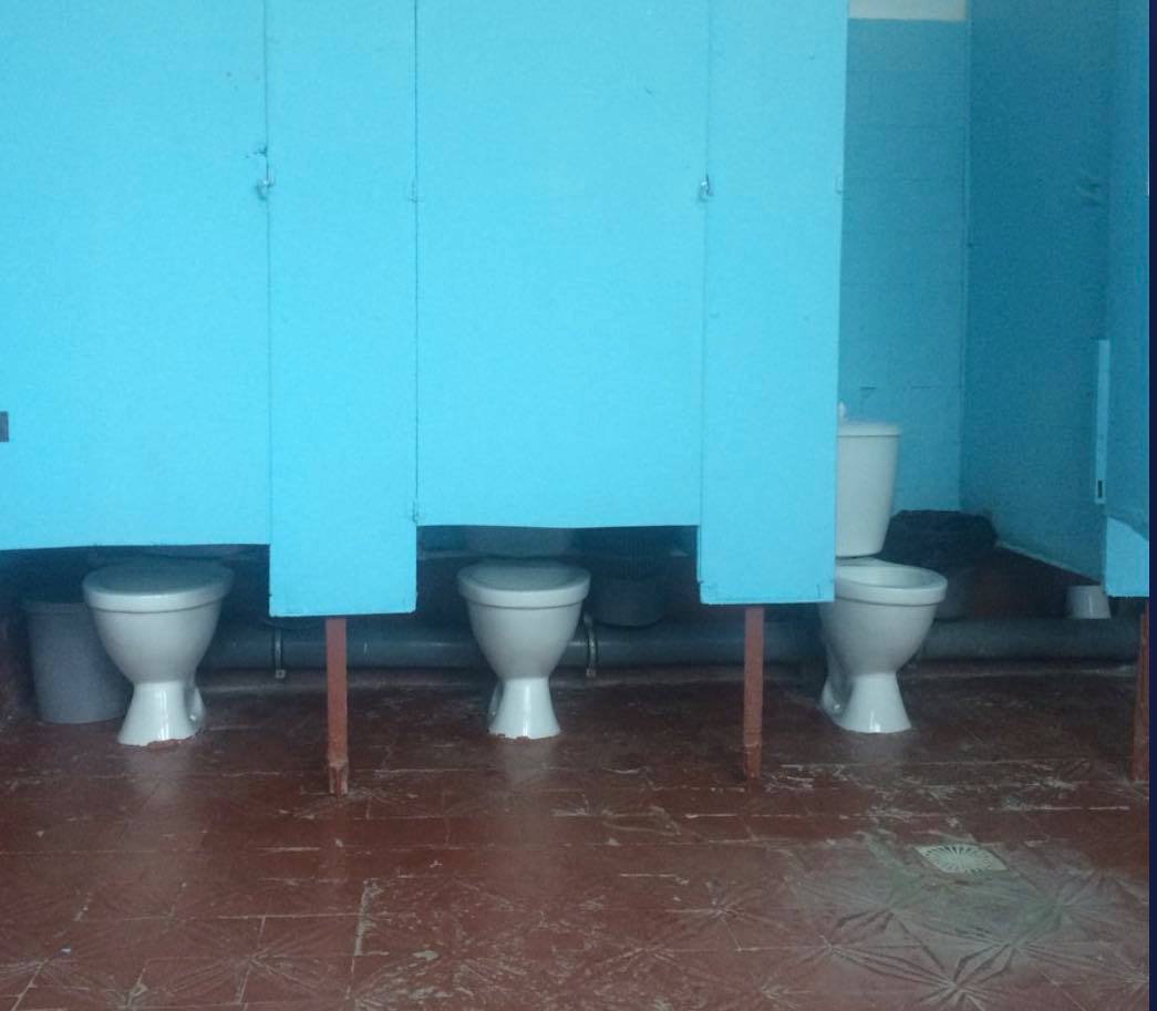 A Domestos reklámjátékot indított Oroszországban, de olyan fotókat küldtek be irtózatos iskolai vécékről, hogy meg kellett változtatni a szabályokat