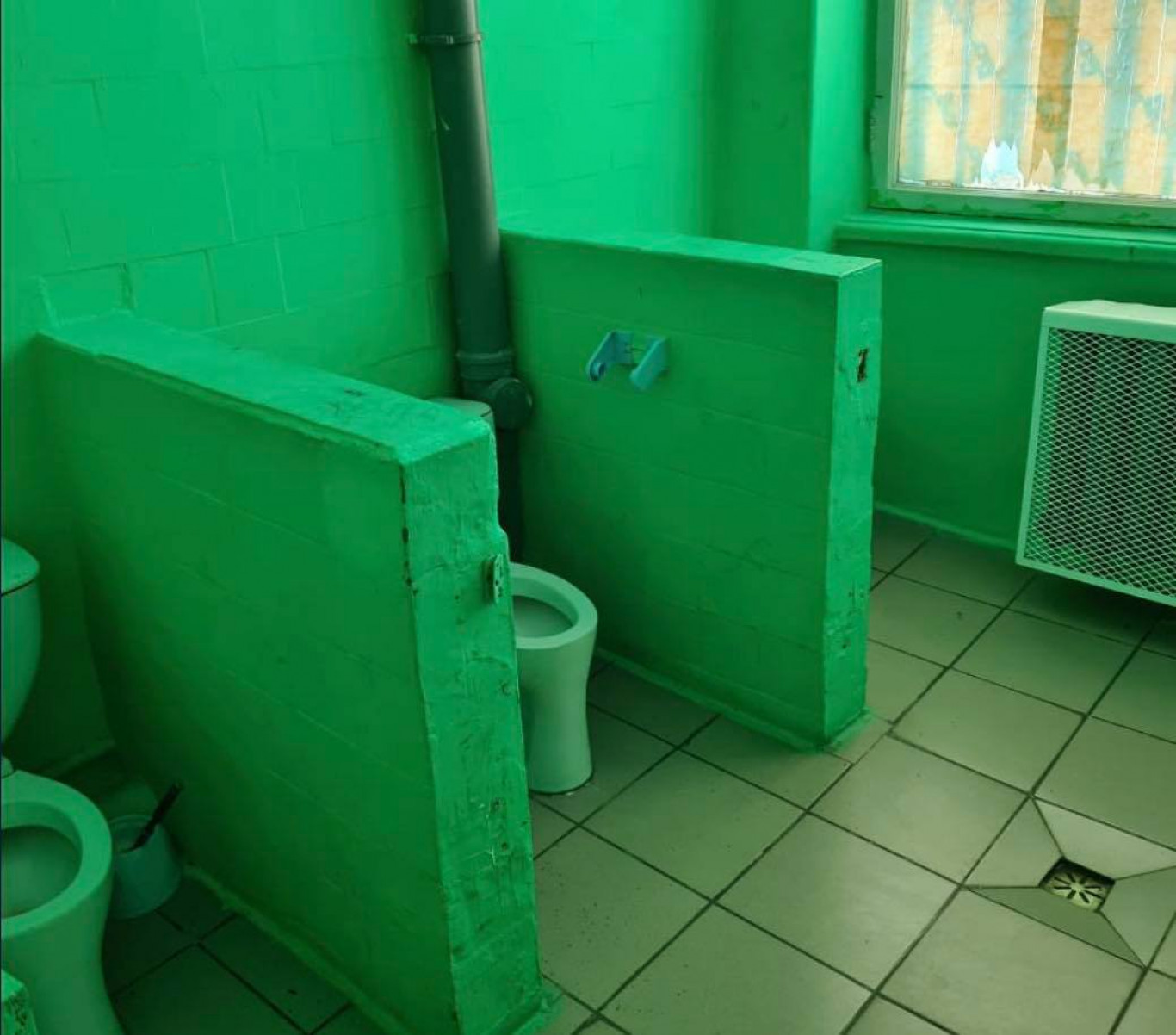 Вк школа туалет. Туалет в школе. Санузел в школе. Туалетная комната в школе. Туалеты в российских школах.